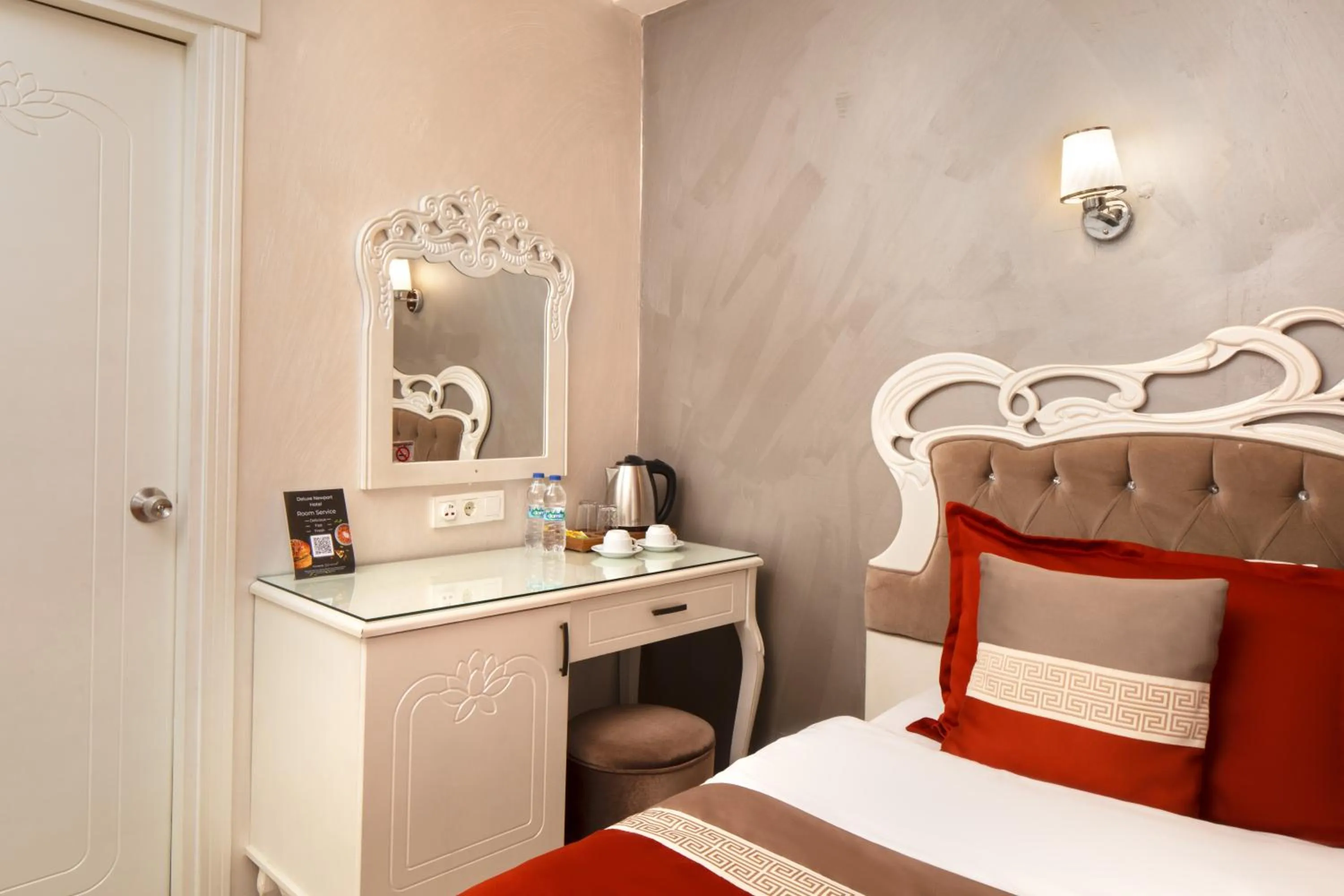 Coffee/tea facilities, Bed in Deluxe Newport Hotel - Old City