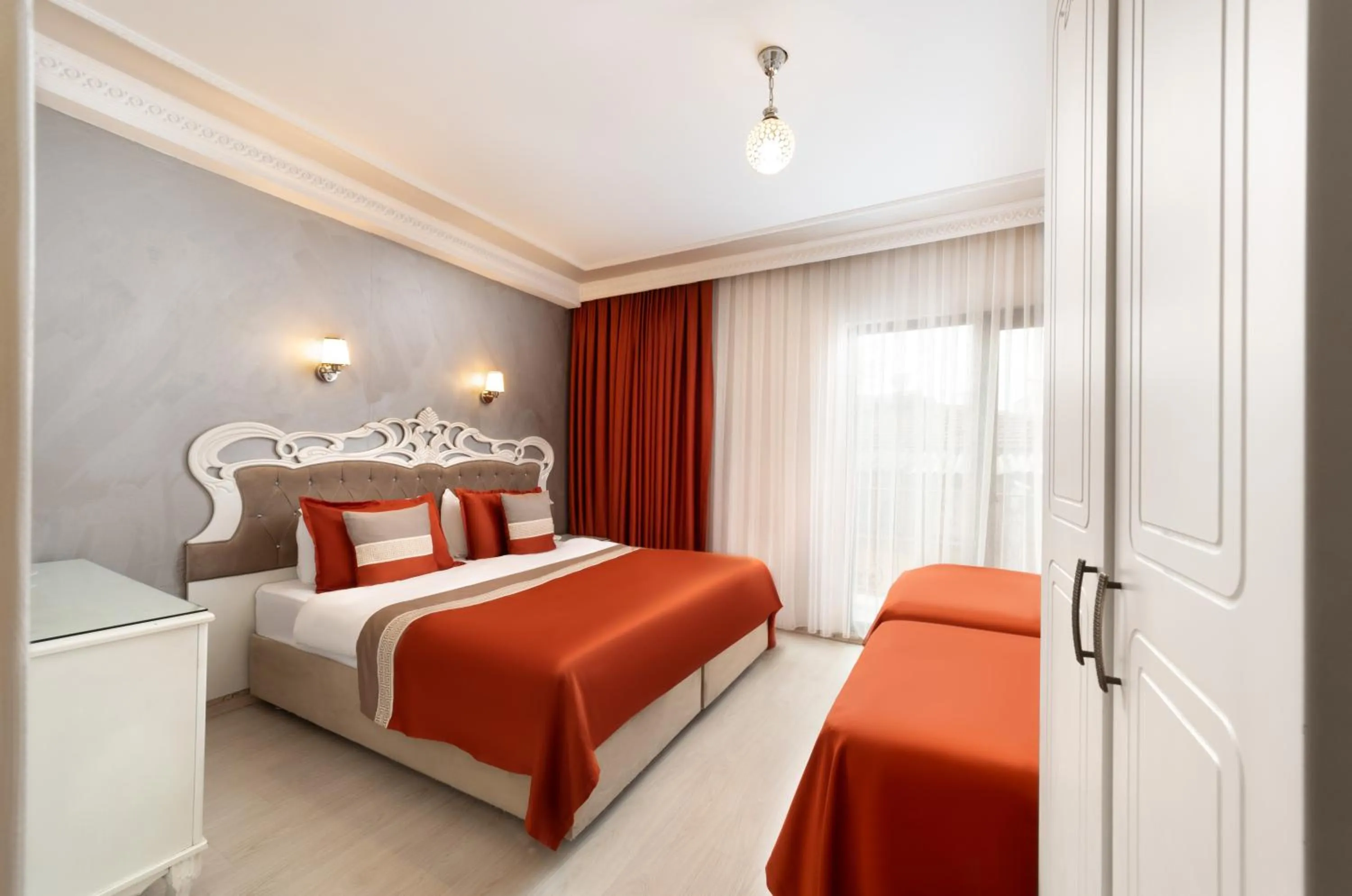 Bed in Deluxe Newport Hotel - Old City