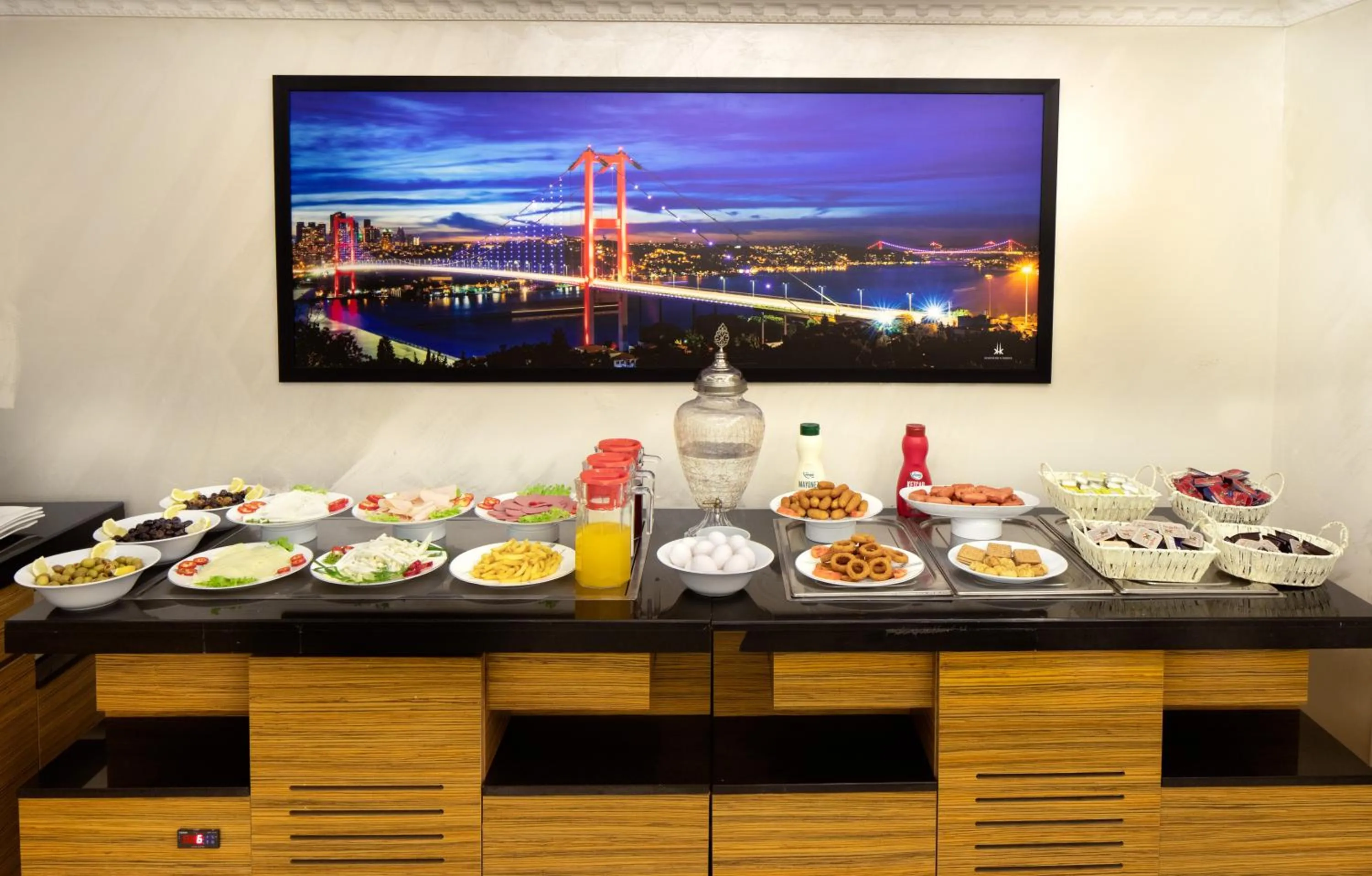 Breakfast in Deluxe Newport Hotel - Old City