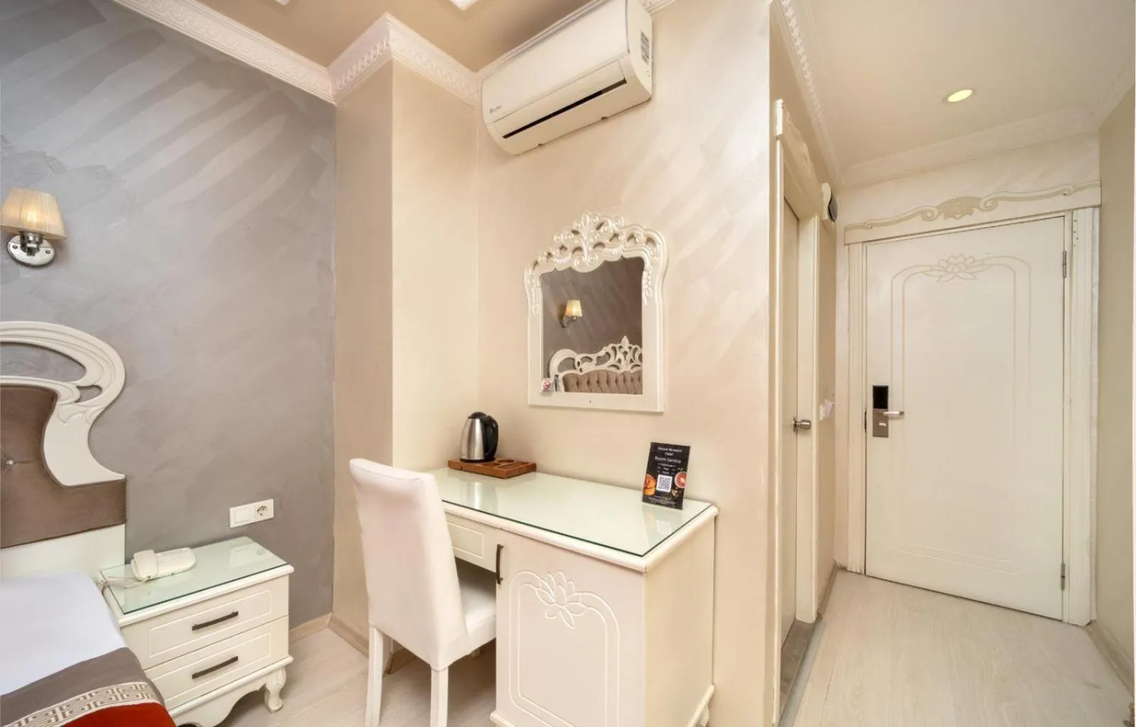 Seating area in Deluxe Newport Hotel - Old City