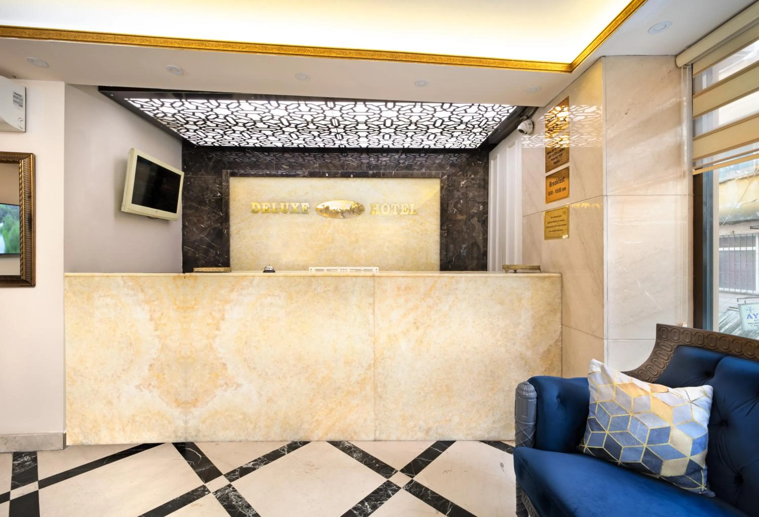 Lobby or reception in Deluxe Newport Hotel - Old City