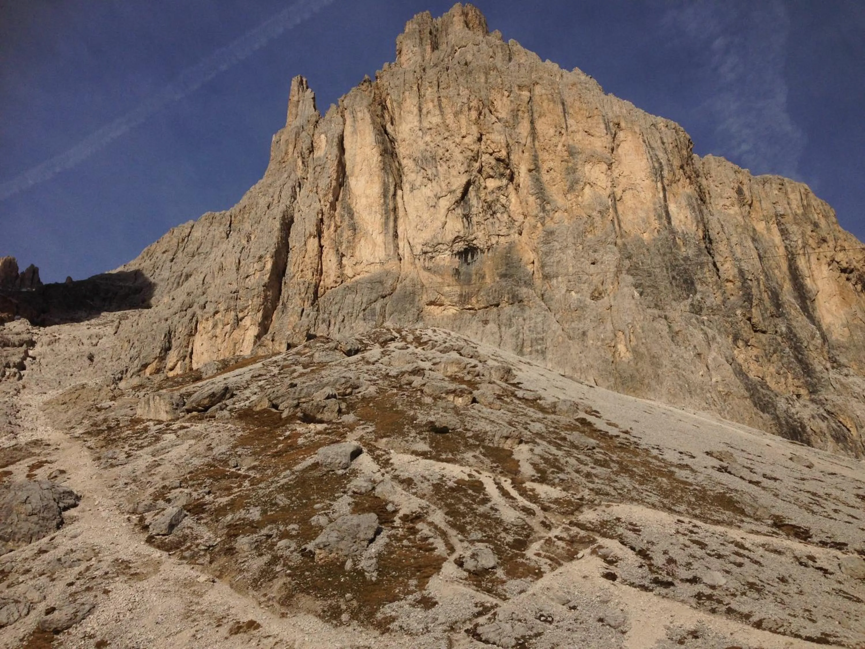Hiking in Garni Enrosadira