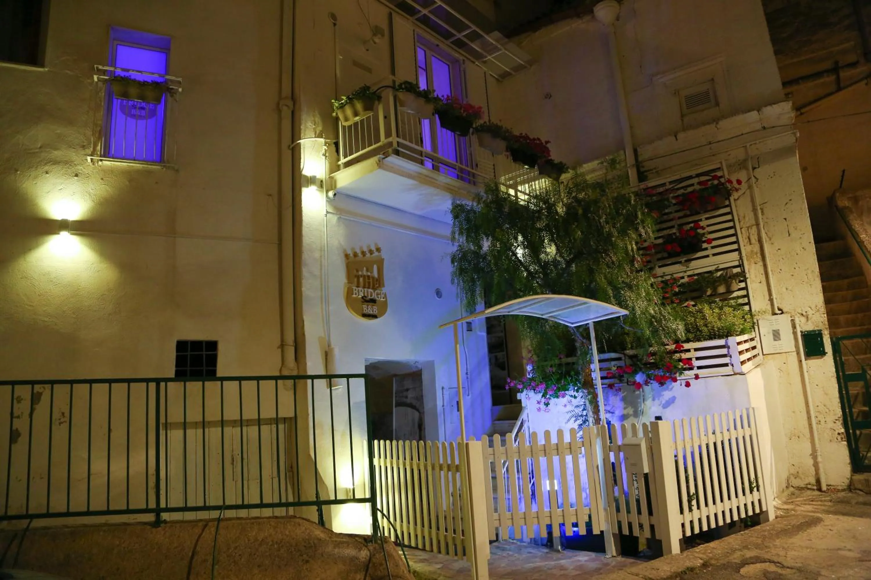 Facade/entrance in The Bridge Suites