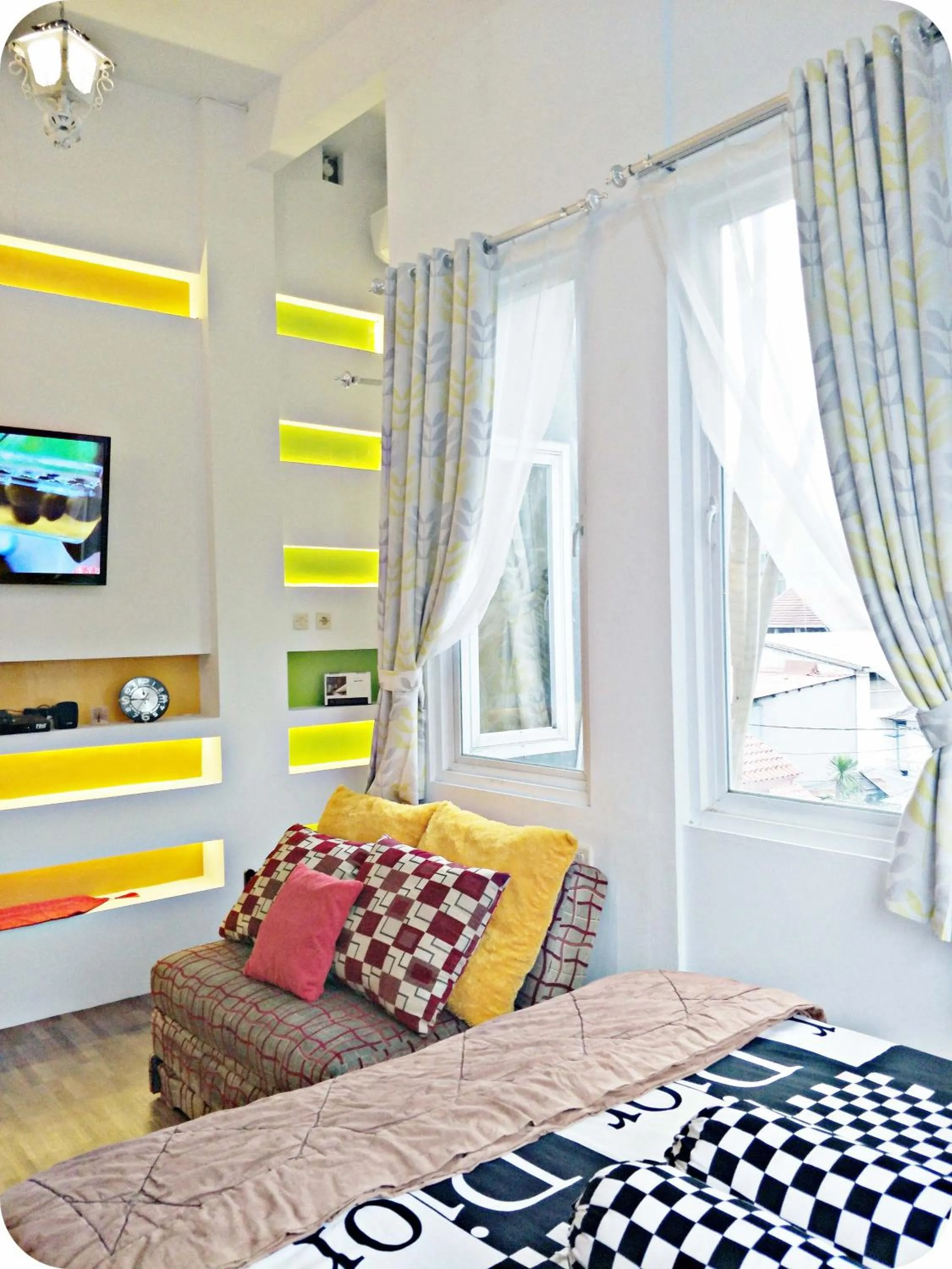 Seating area, Bed in Kamargue Jakarta