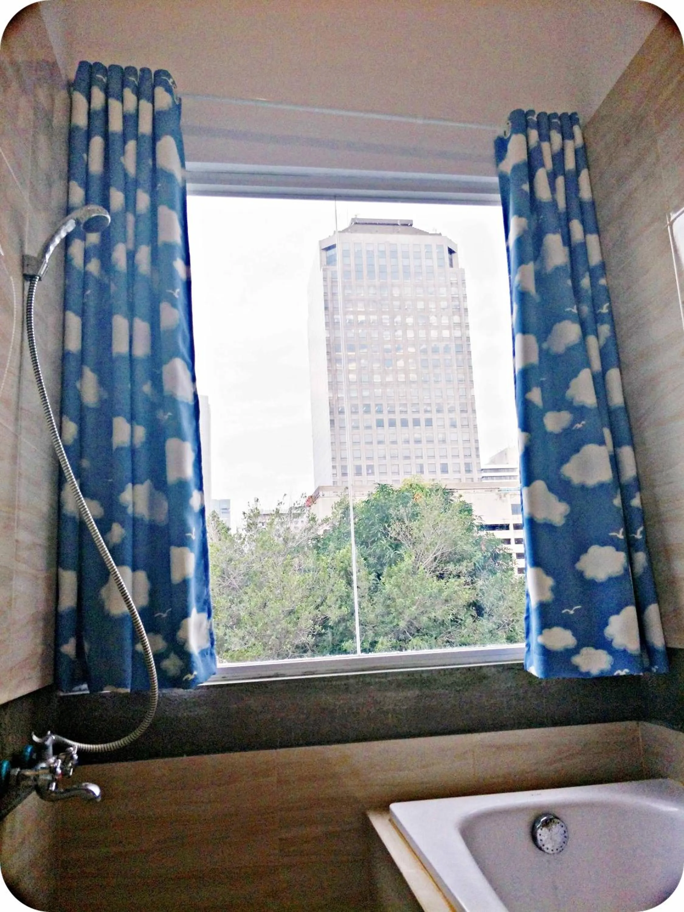 Shower in Kamargue Jakarta