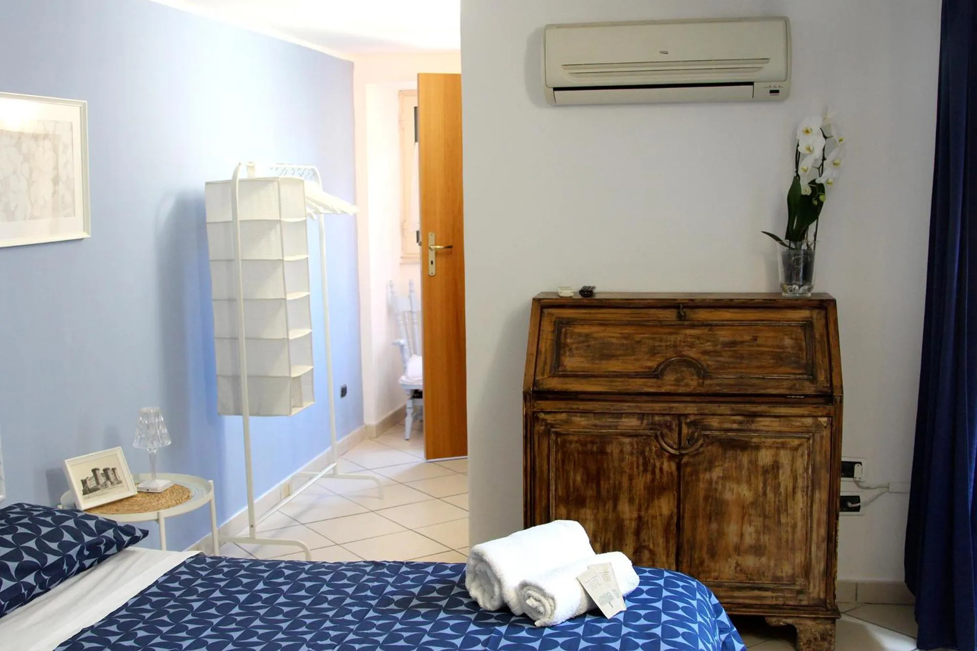 Inner courtyard view, Bed in Casa Avallone