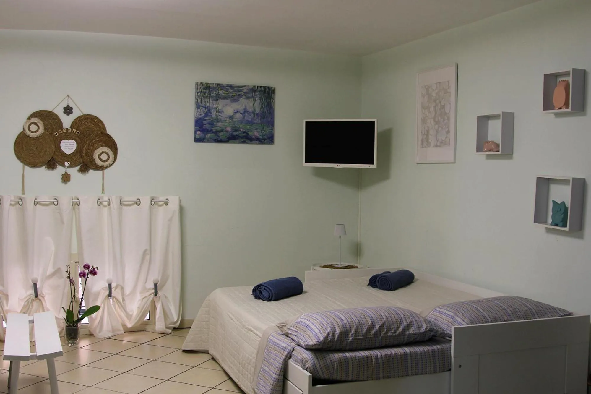 Shower, Bed in Casa Avallone