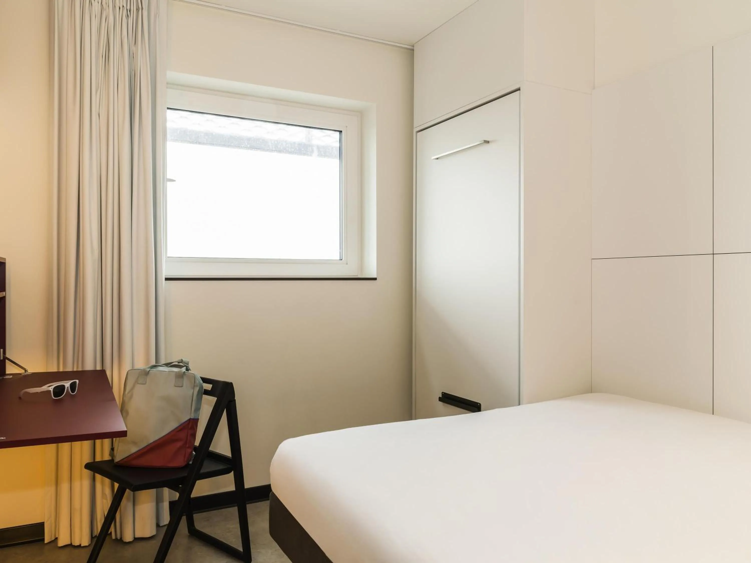 Bedroom, Bed in ibis budget Blankenberge