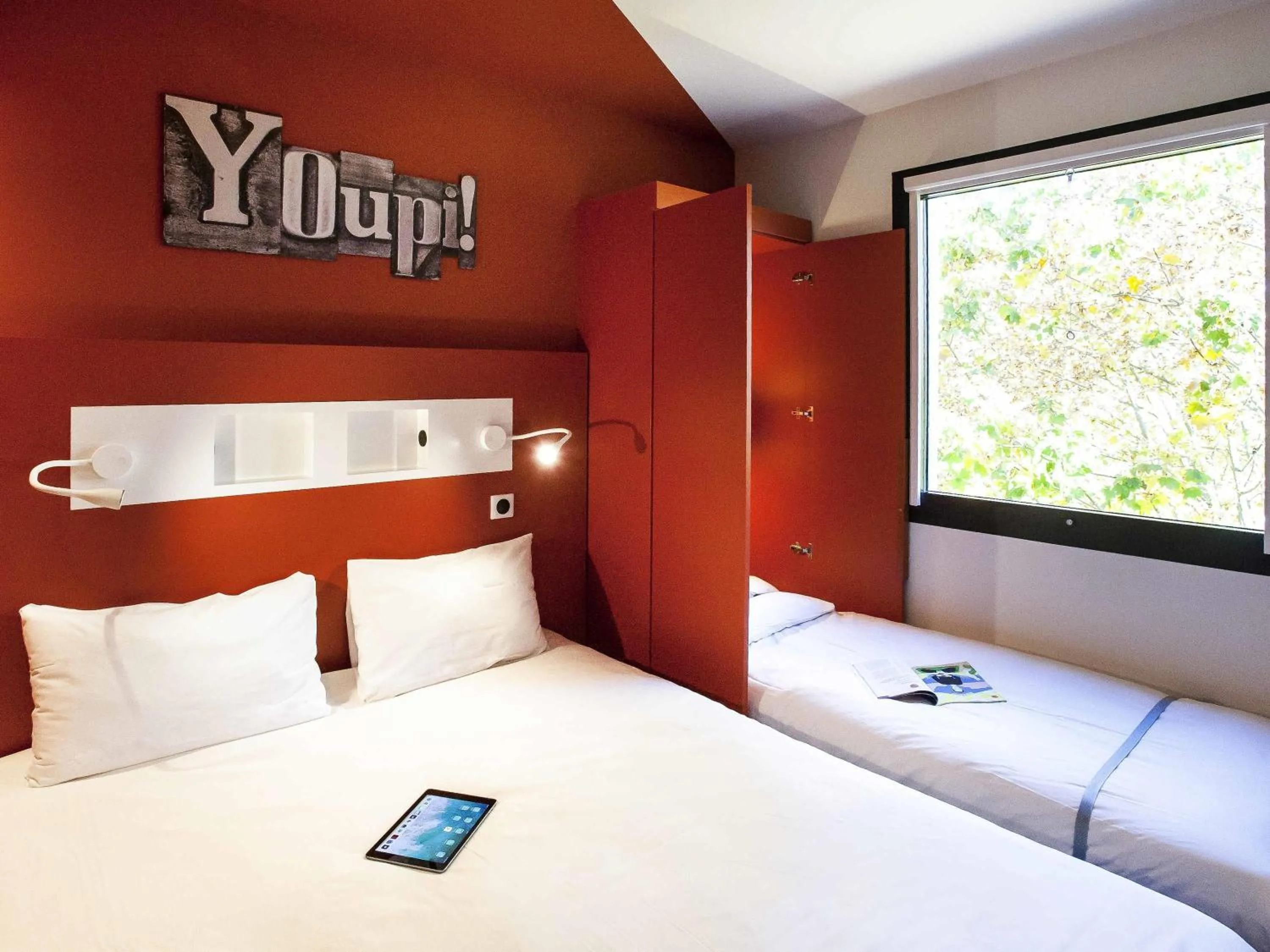 Bedroom, Bed in Ibis Budget Château-Thierry