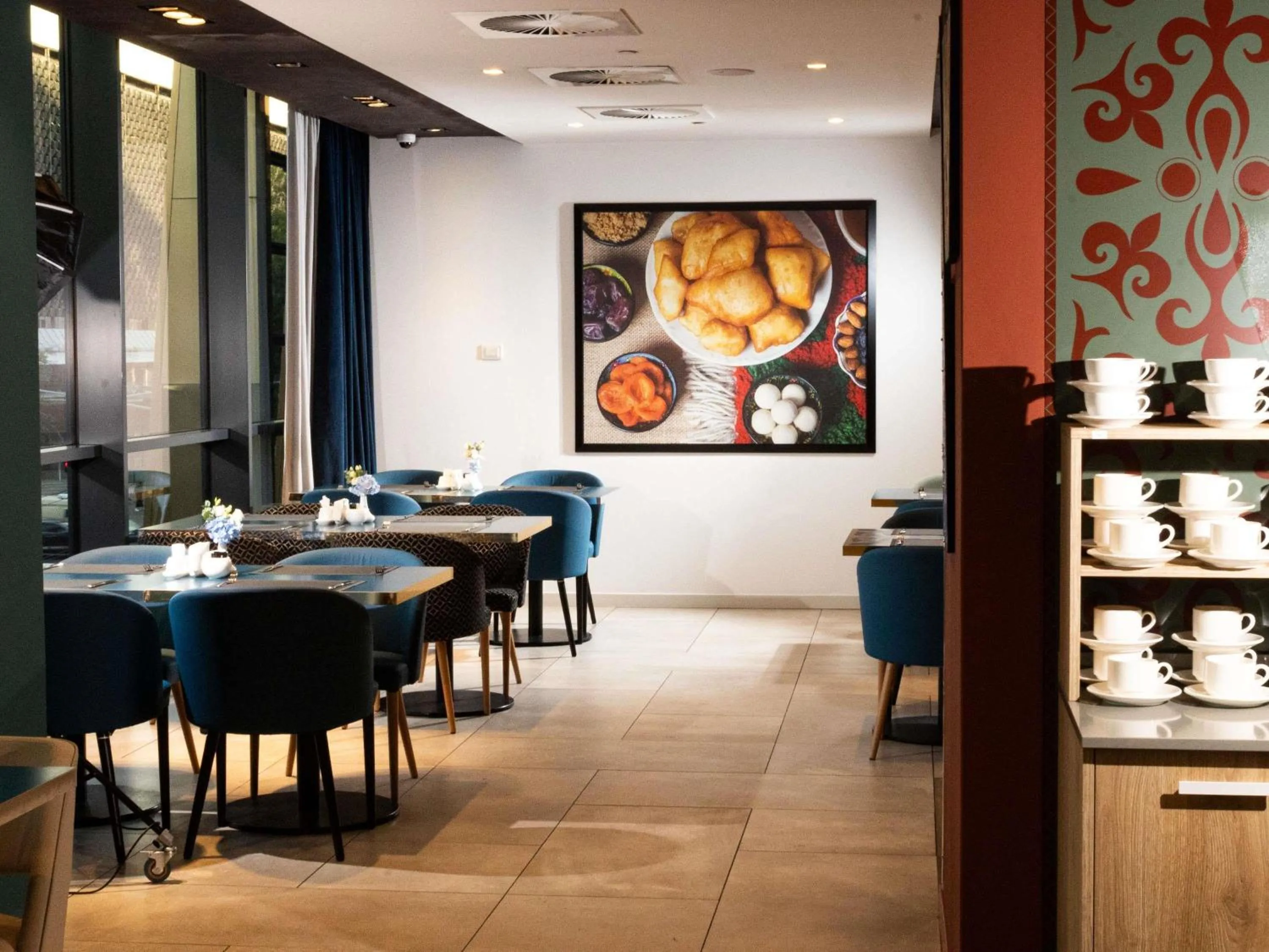 Restaurant/places to eat in Mercure Almaty City Center