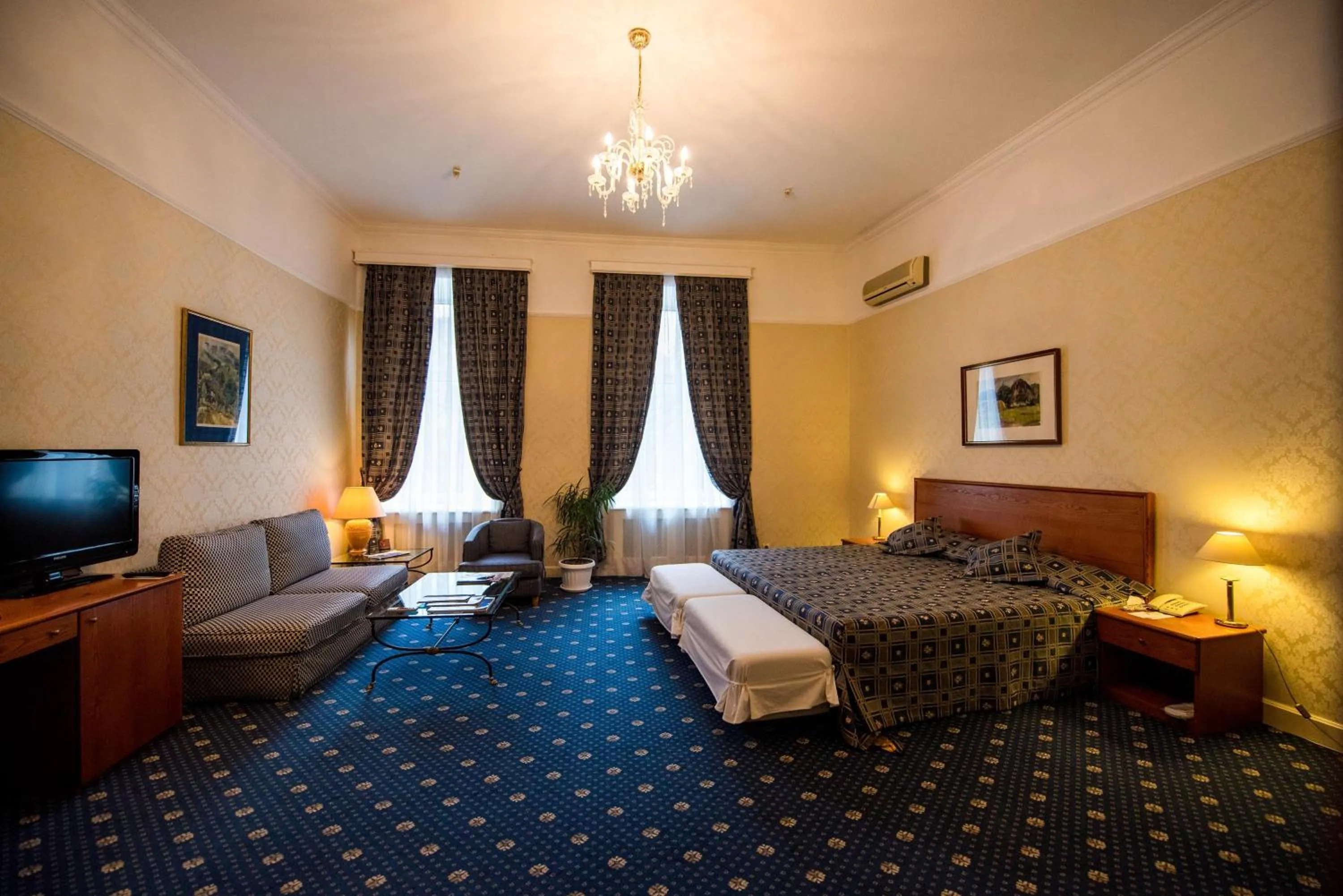 Photo of the whole room, Bed in Grand Hotel Ukraine