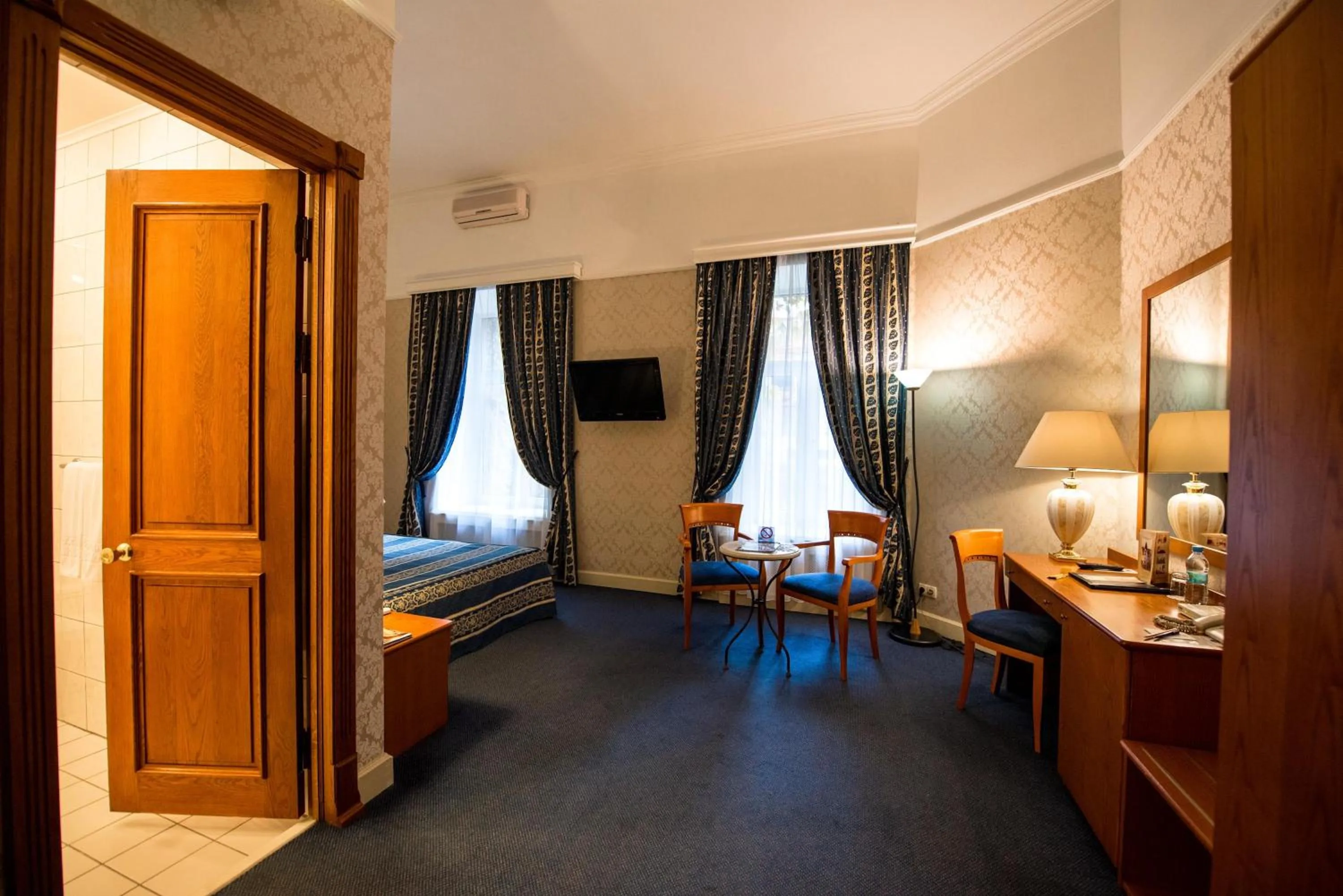 Photo of the whole room, Bed in Grand Hotel Ukraine