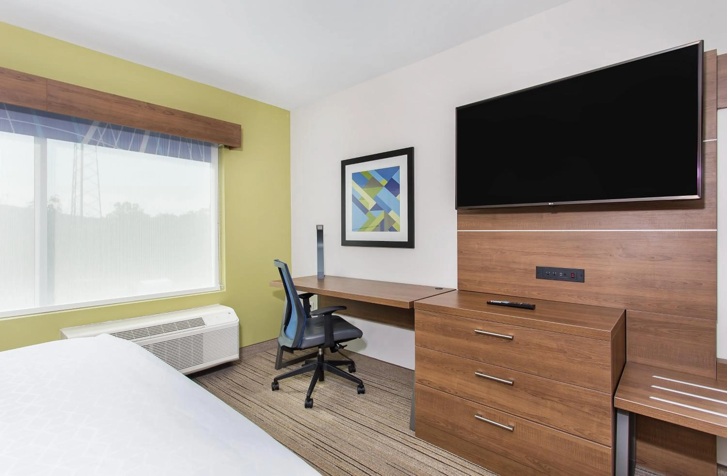 Photo of the whole room, Bed in Holiday Inn Express Williamsburg by IHG