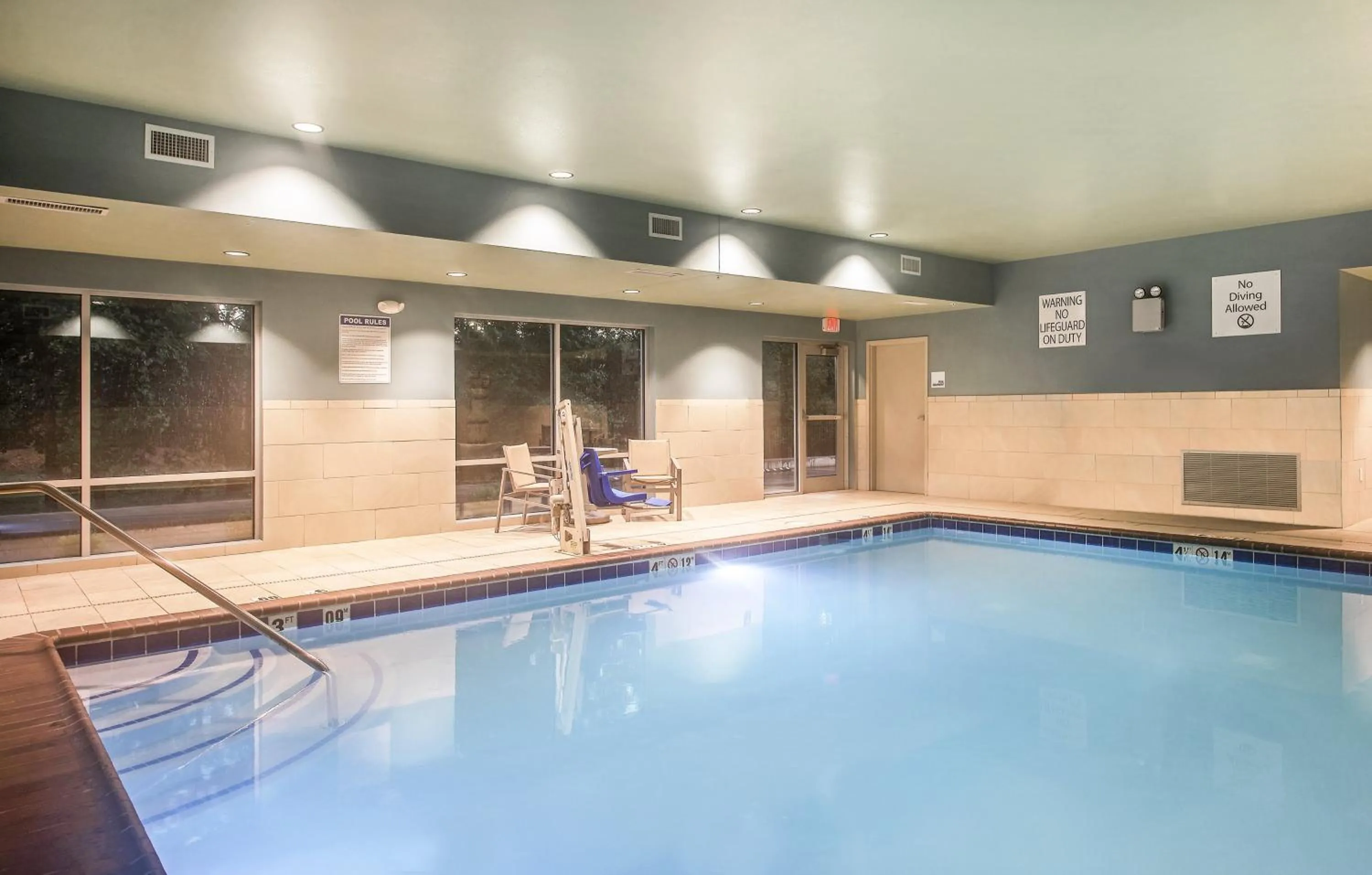Swimming pool in Holiday Inn Express Williamsburg by IHG