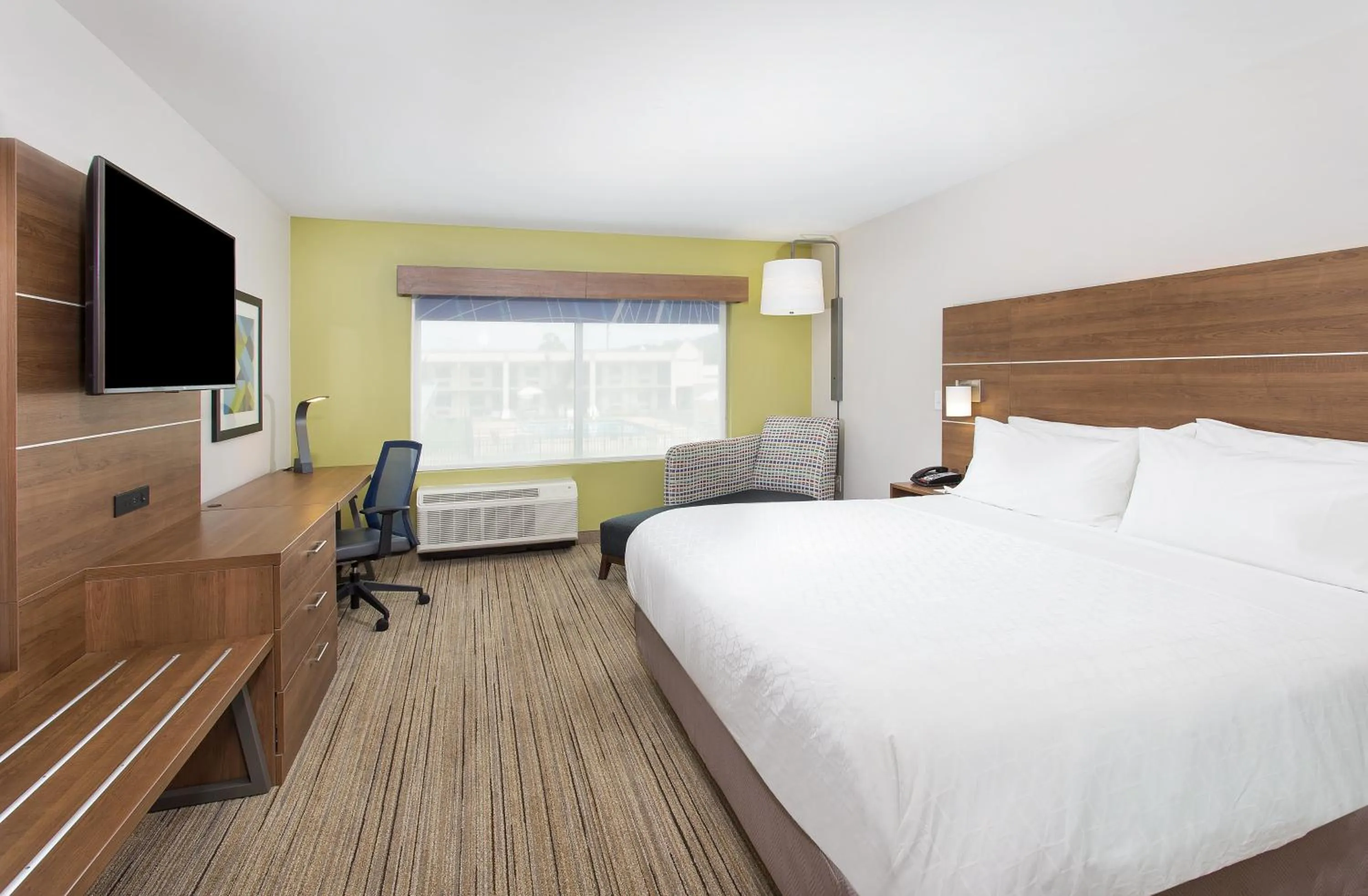 Photo of the whole room, Bed in Holiday Inn Express Williamsburg by IHG