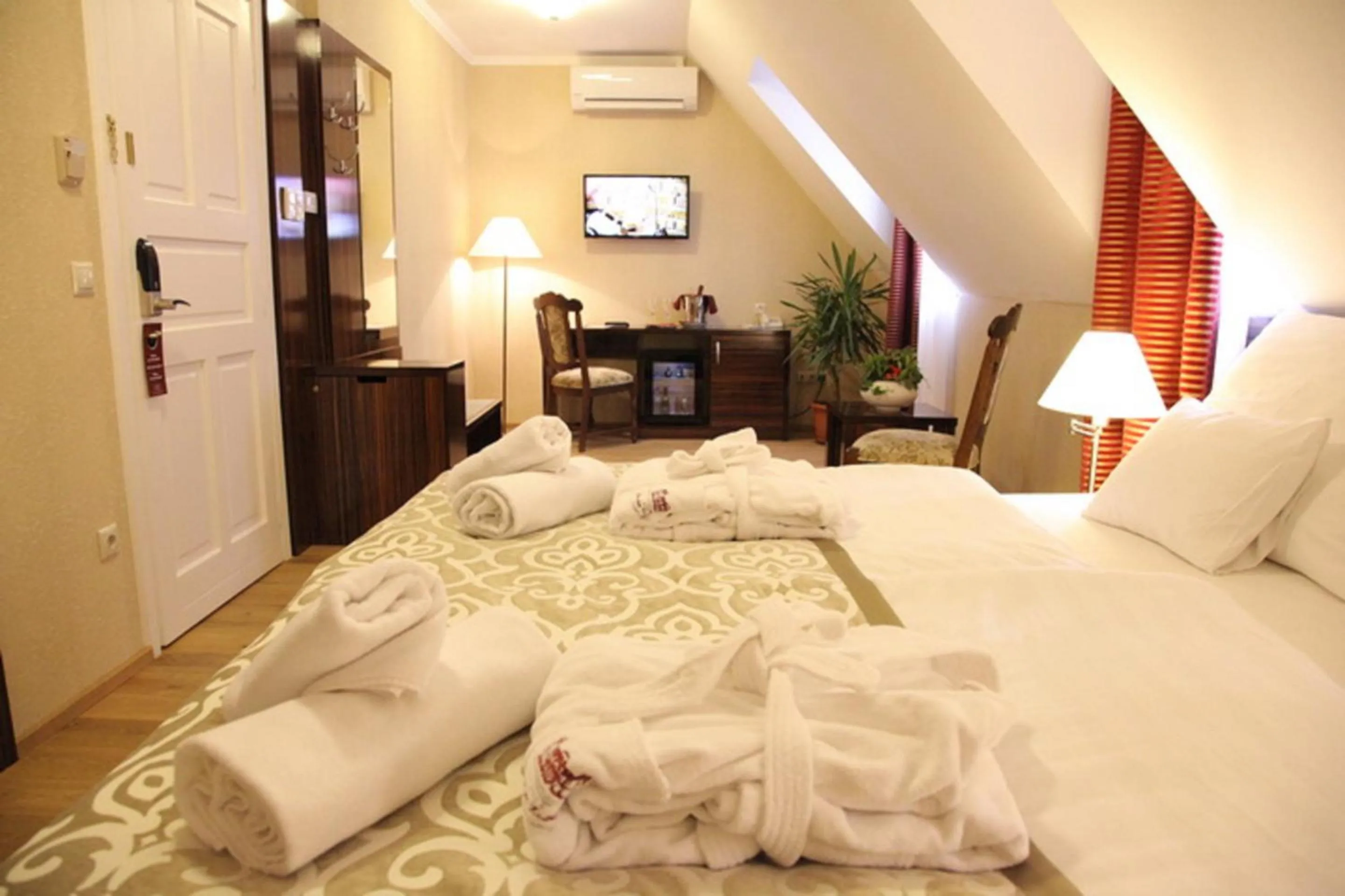 Bedroom, Bed in Batthyány Kastélyszálló