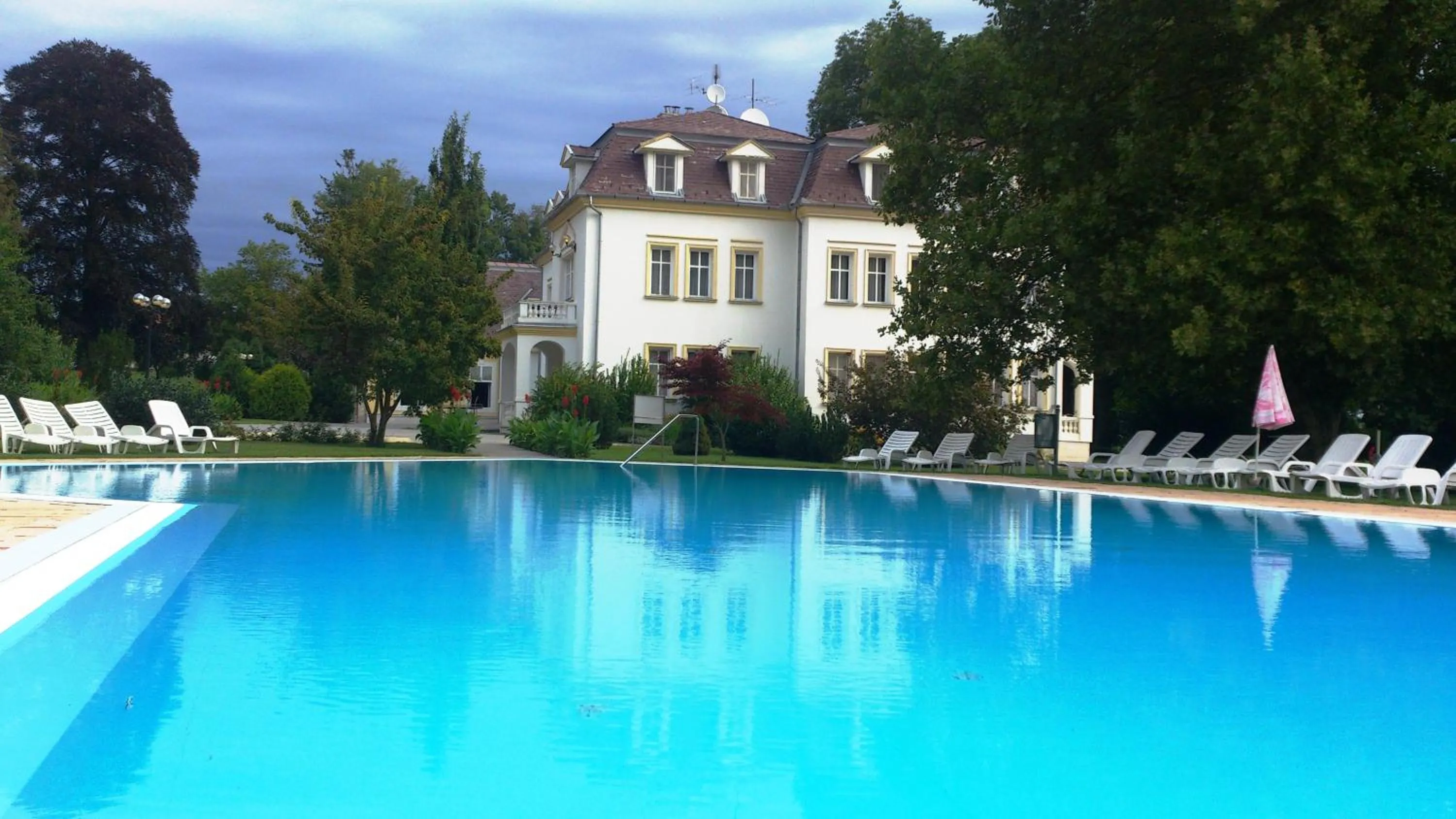 Swimming pool in Batthyány Kastélyszálló