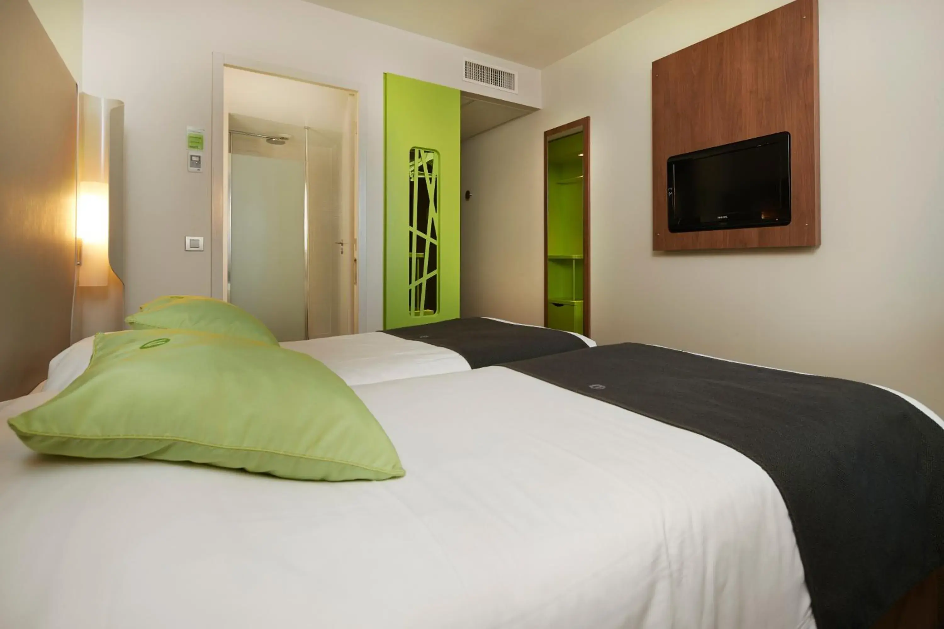 Toilet, Bed in Campanile Nantes Centre - Saint Jacques Toilet, Bed in Campanile Nantes Centre - Saint Jacques