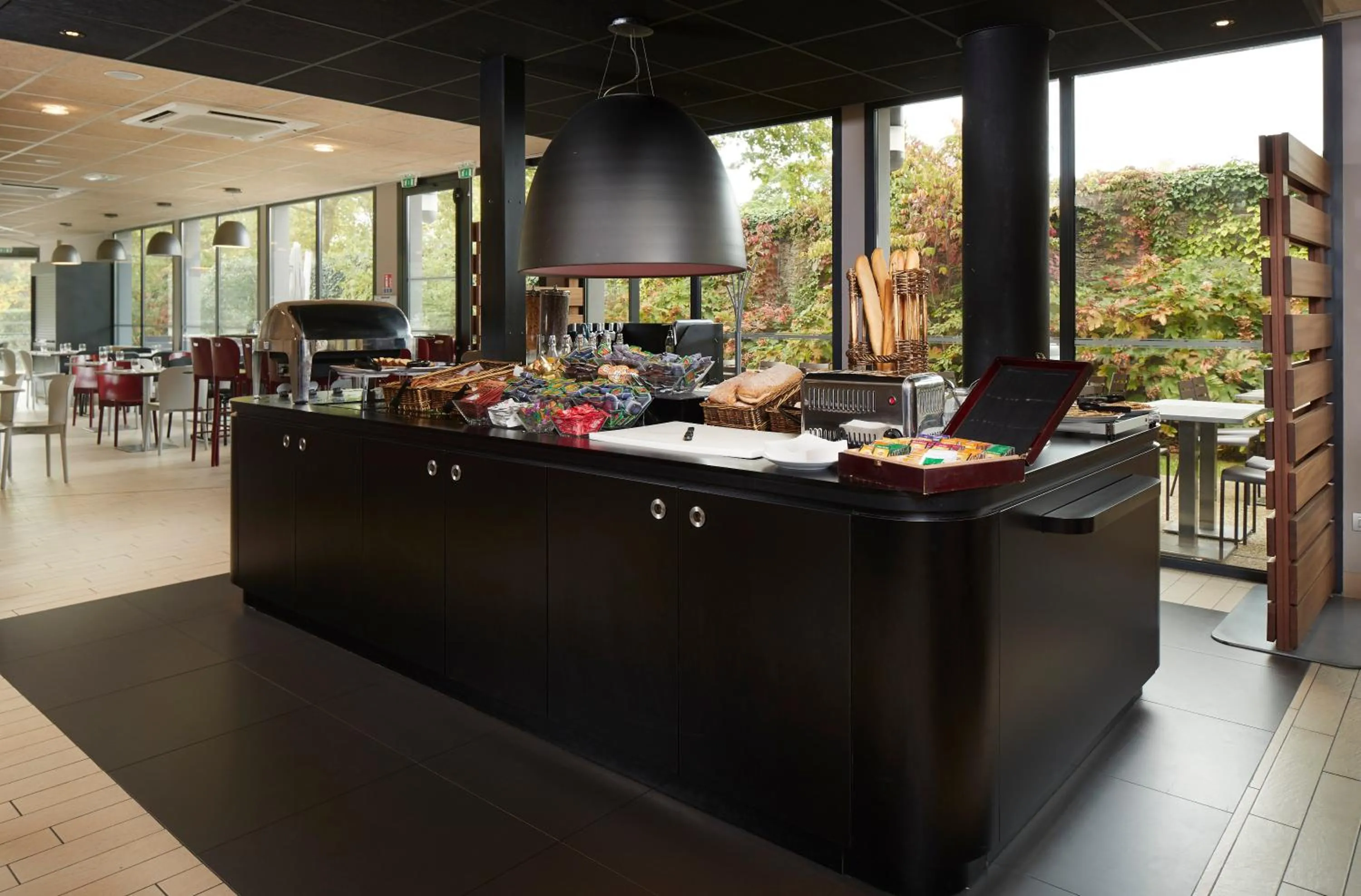 Restaurant/places to eat in Campanile Nantes Centre - Saint Jacques