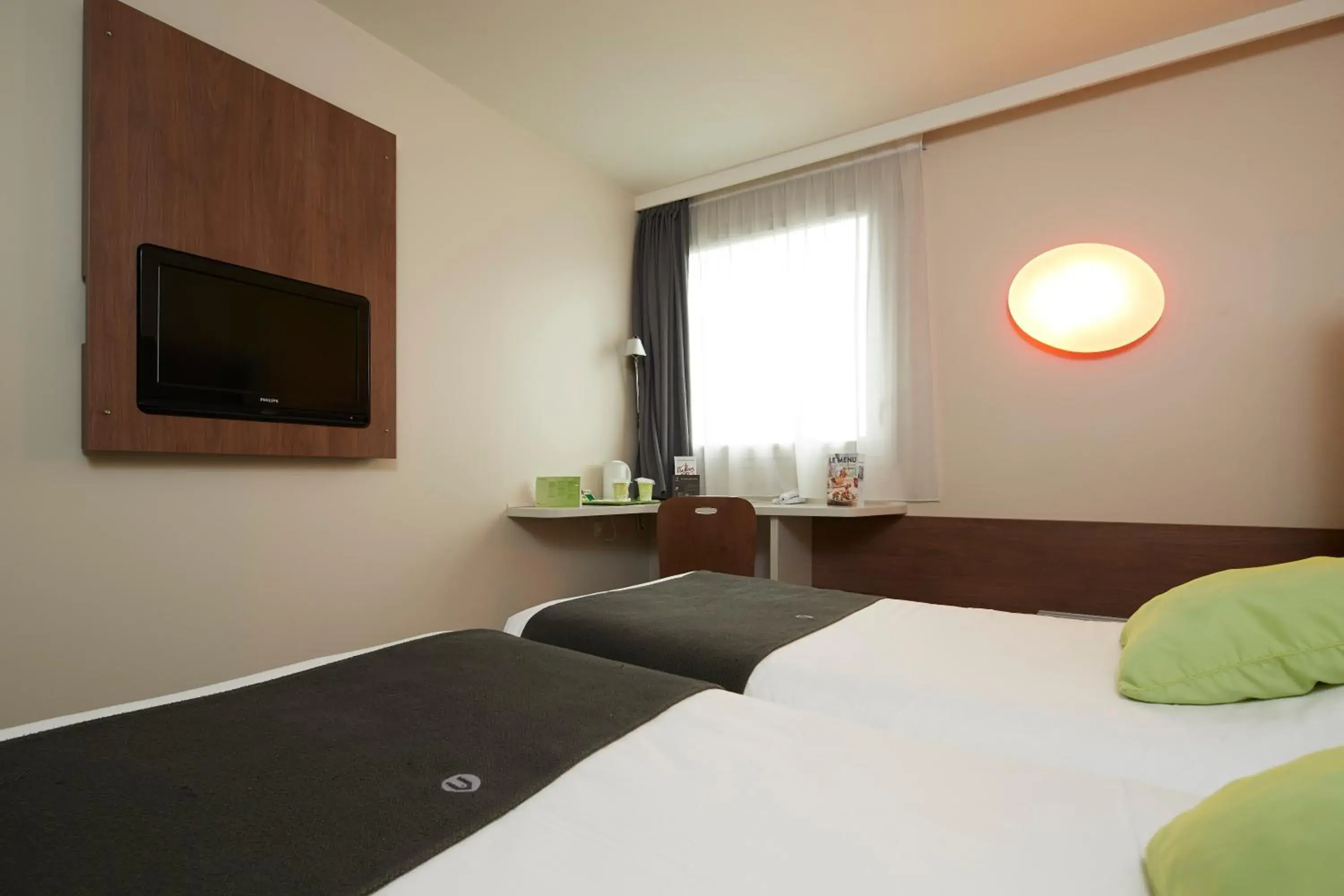 Shower, Bed in Campanile Nantes Centre - Saint Jacques Shower, Bed in Campanile Nantes Centre - Saint Jacques