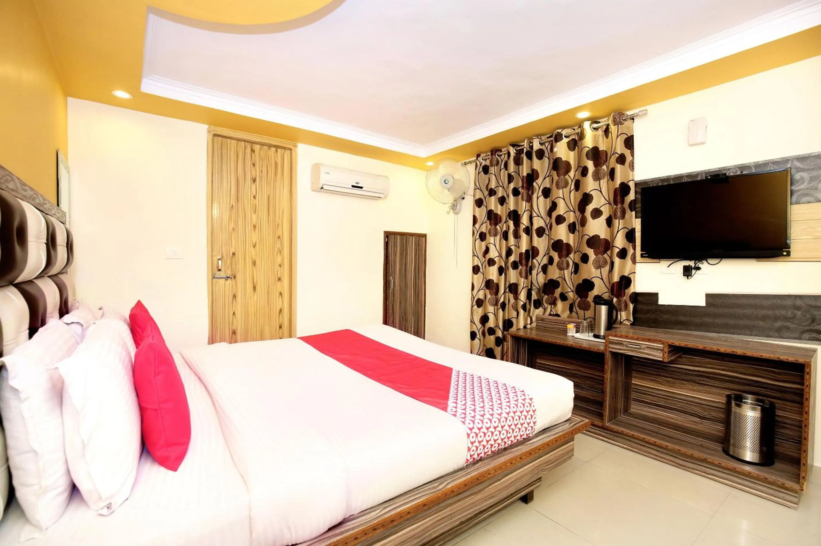 Bedroom, Bed in Hotel O Continental Inn