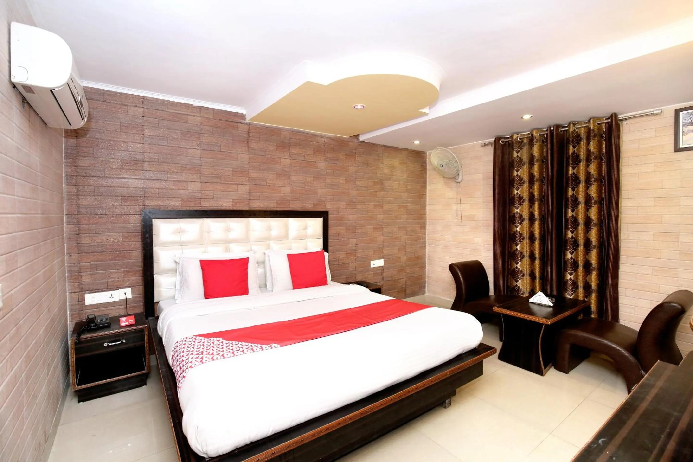 Bedroom, Bed in Hotel O Continental Inn