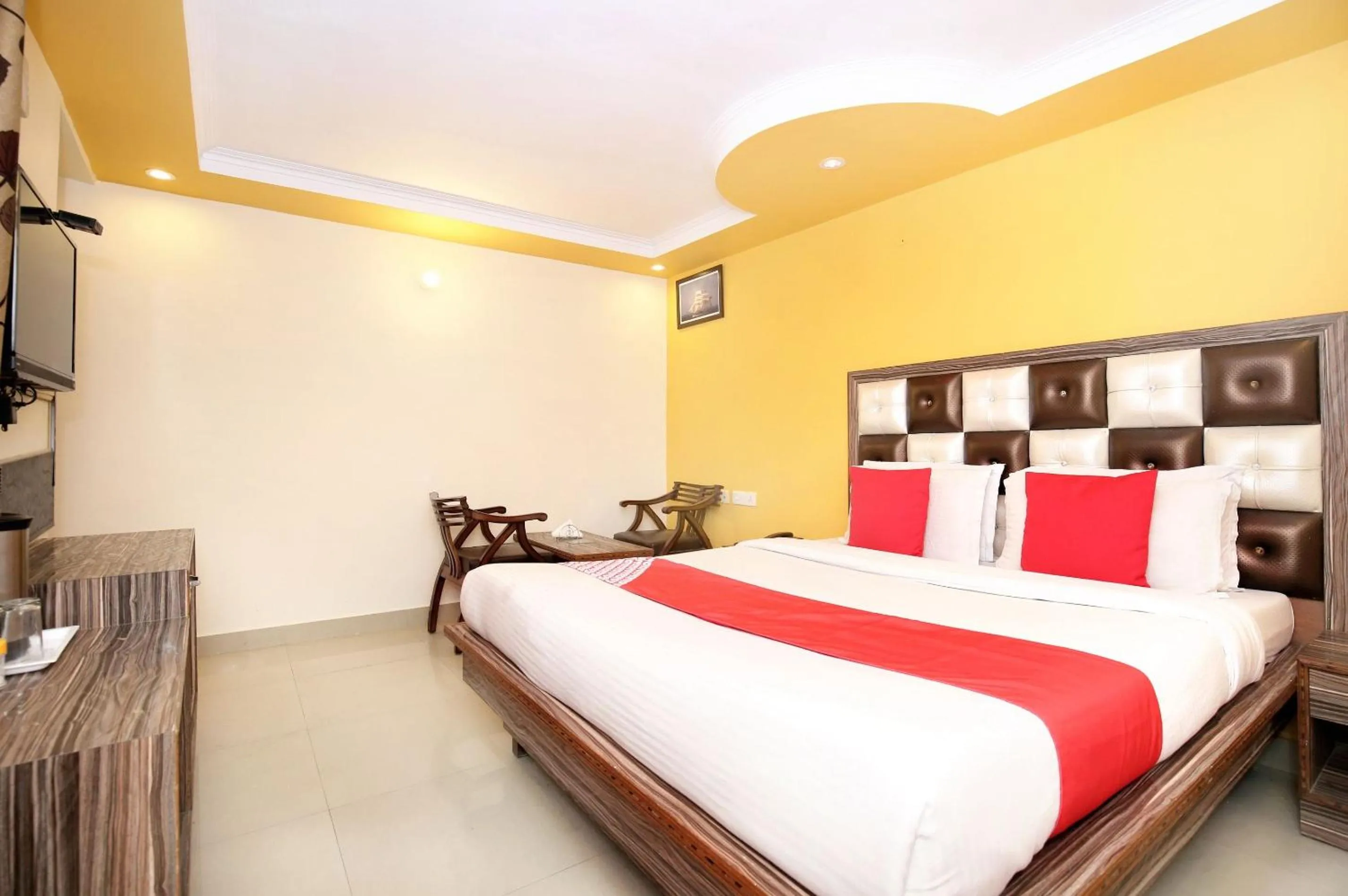 Bedroom, Bed in Hotel O Continental Inn