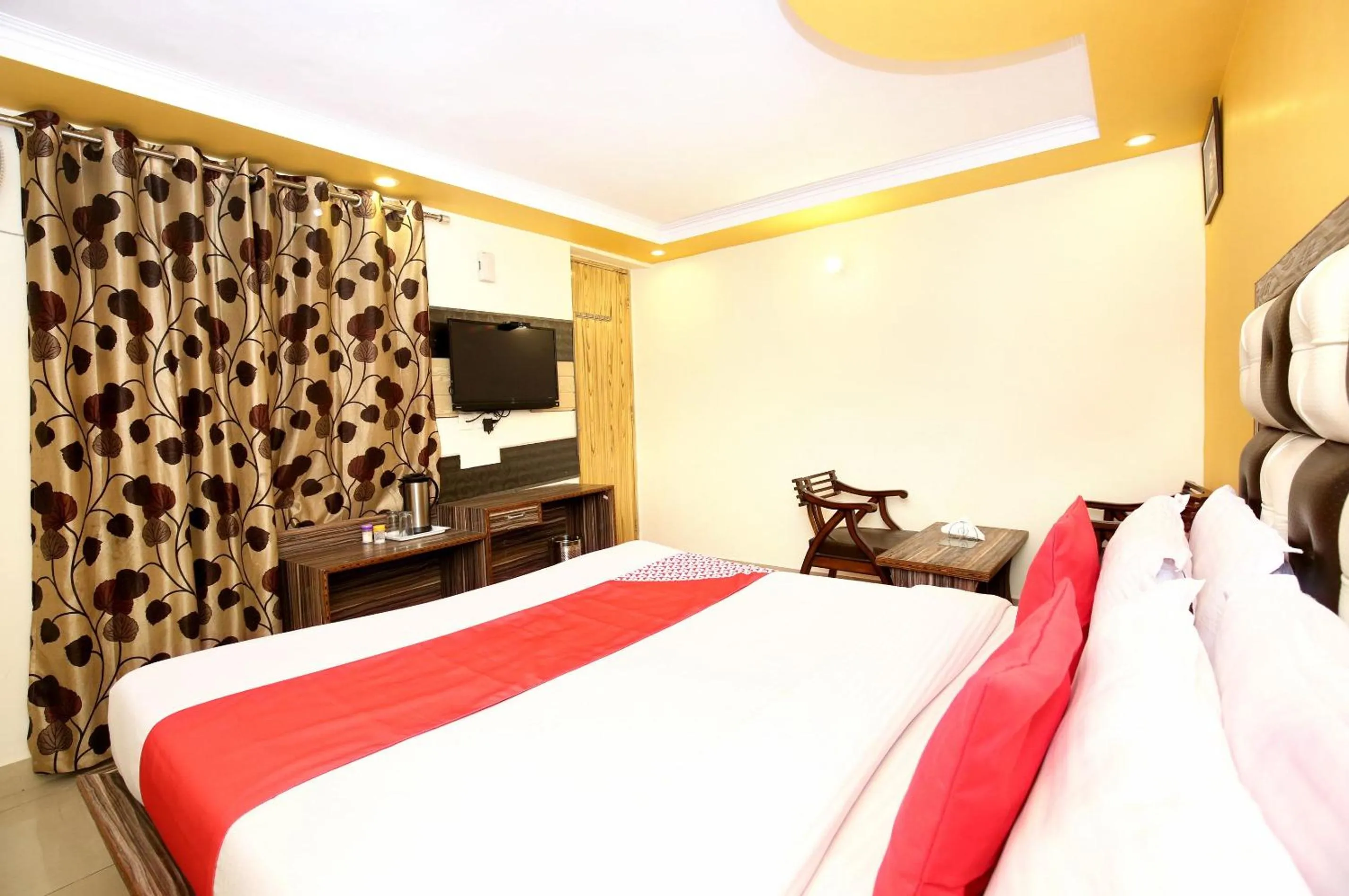 Bedroom, Bed in Hotel O Continental Inn