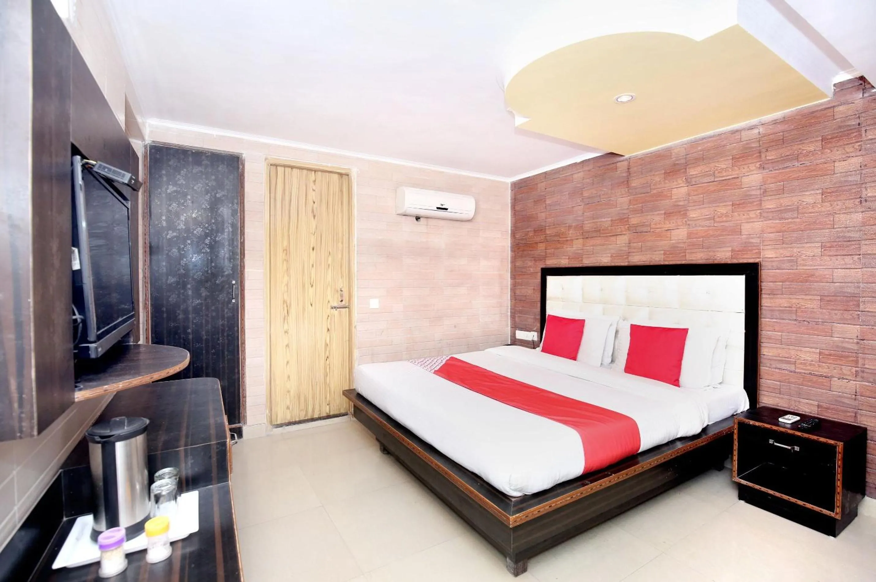 Bedroom, Bed in Hotel O Continental Inn