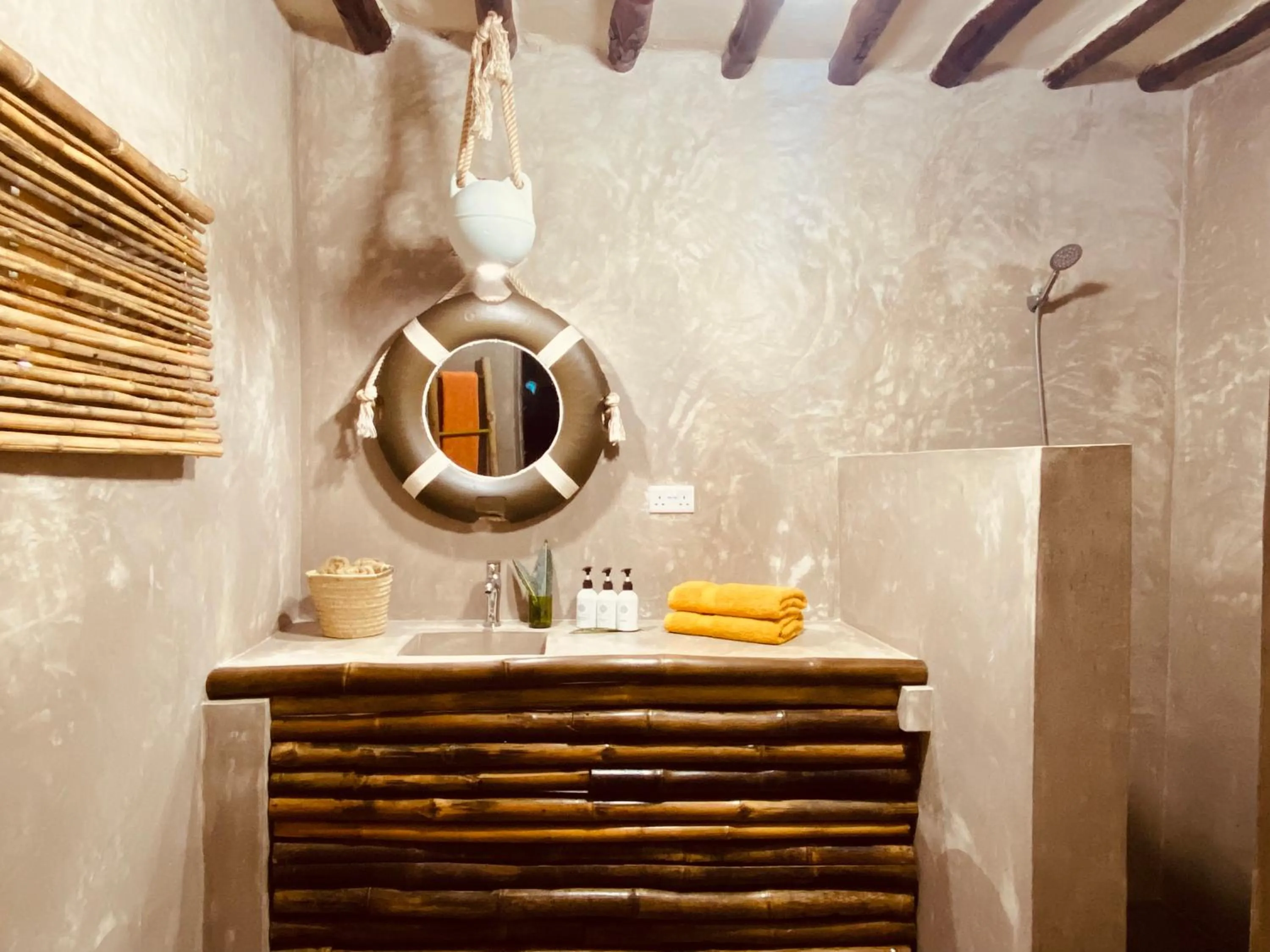 Bathroom in Mama Root