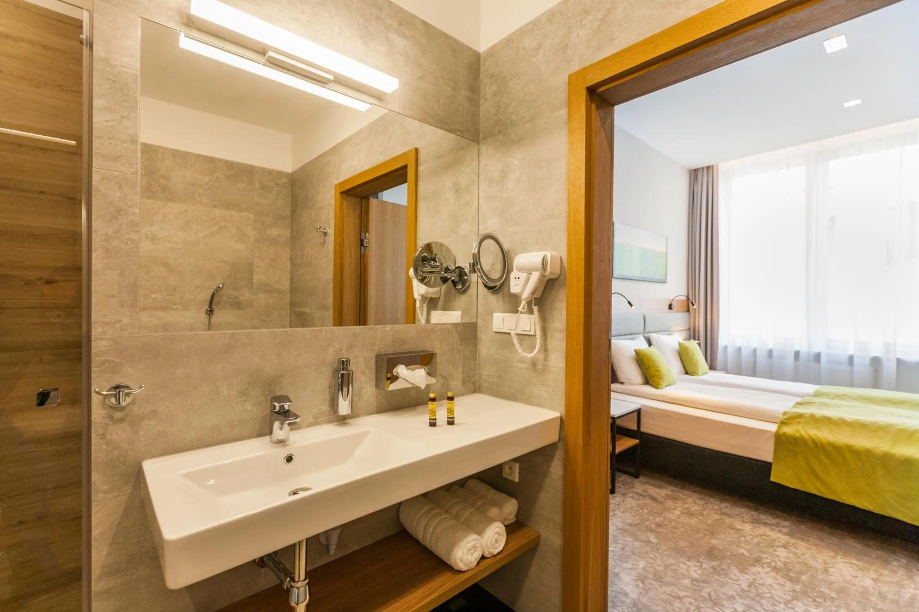 Bathroom, Bed in K4 APARTHOTEL KRAKÓW