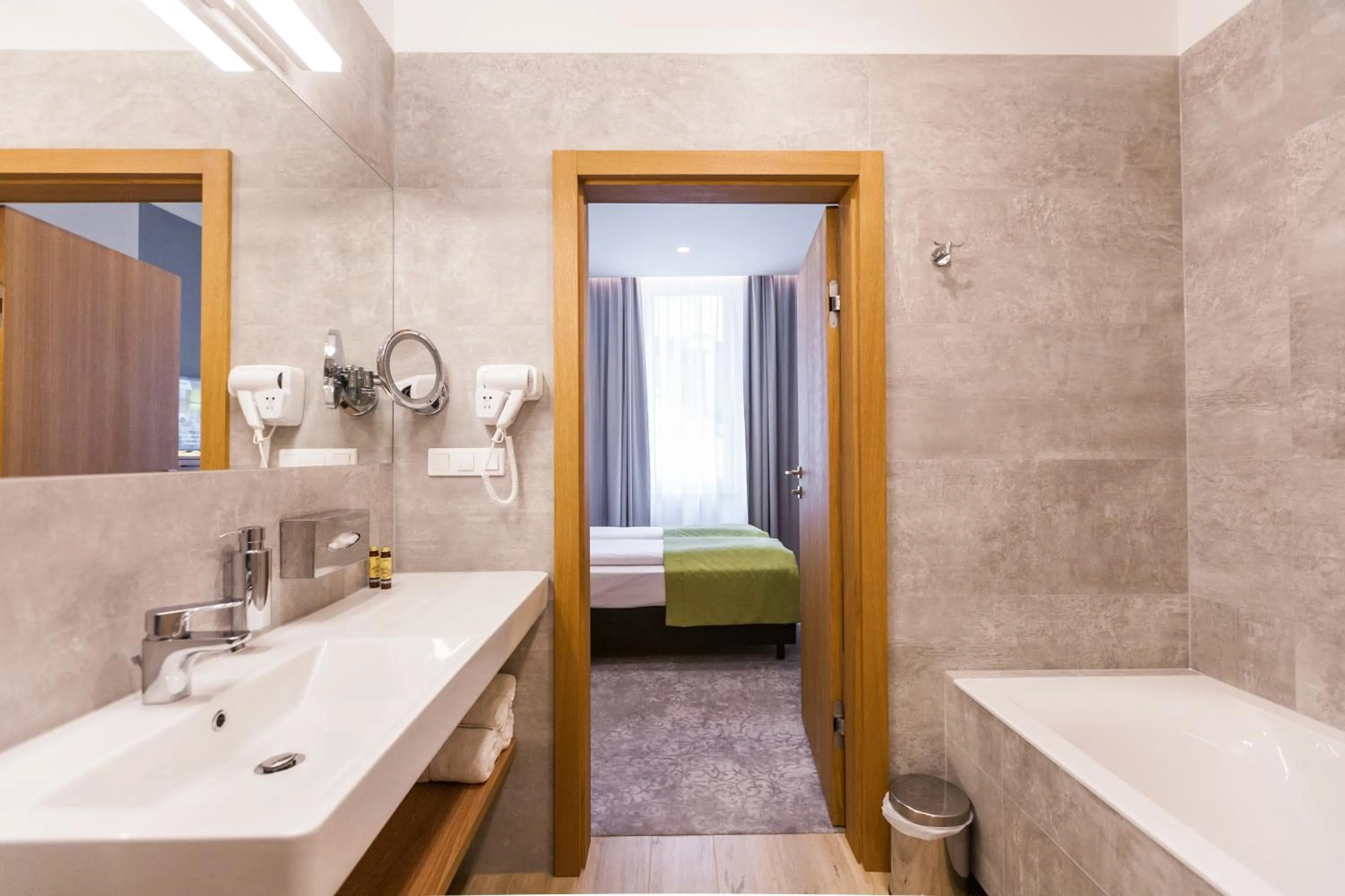 Bathroom, Bed in K4 APARTHOTEL KRAKÓW