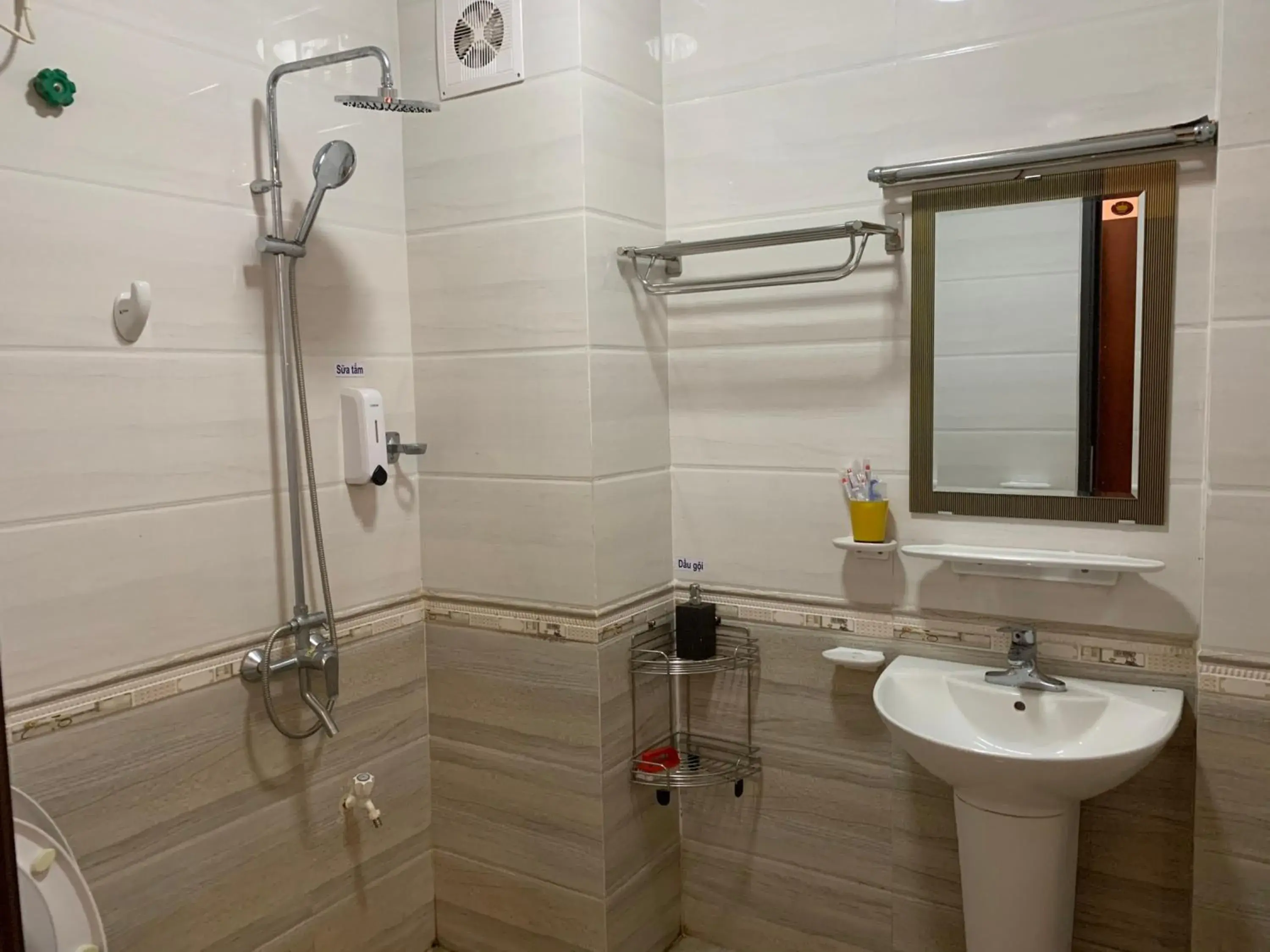 Bathroom in Hotel Ngoc Anh - Van Don Bathroom in Hotel Ngoc Anh - Van Don