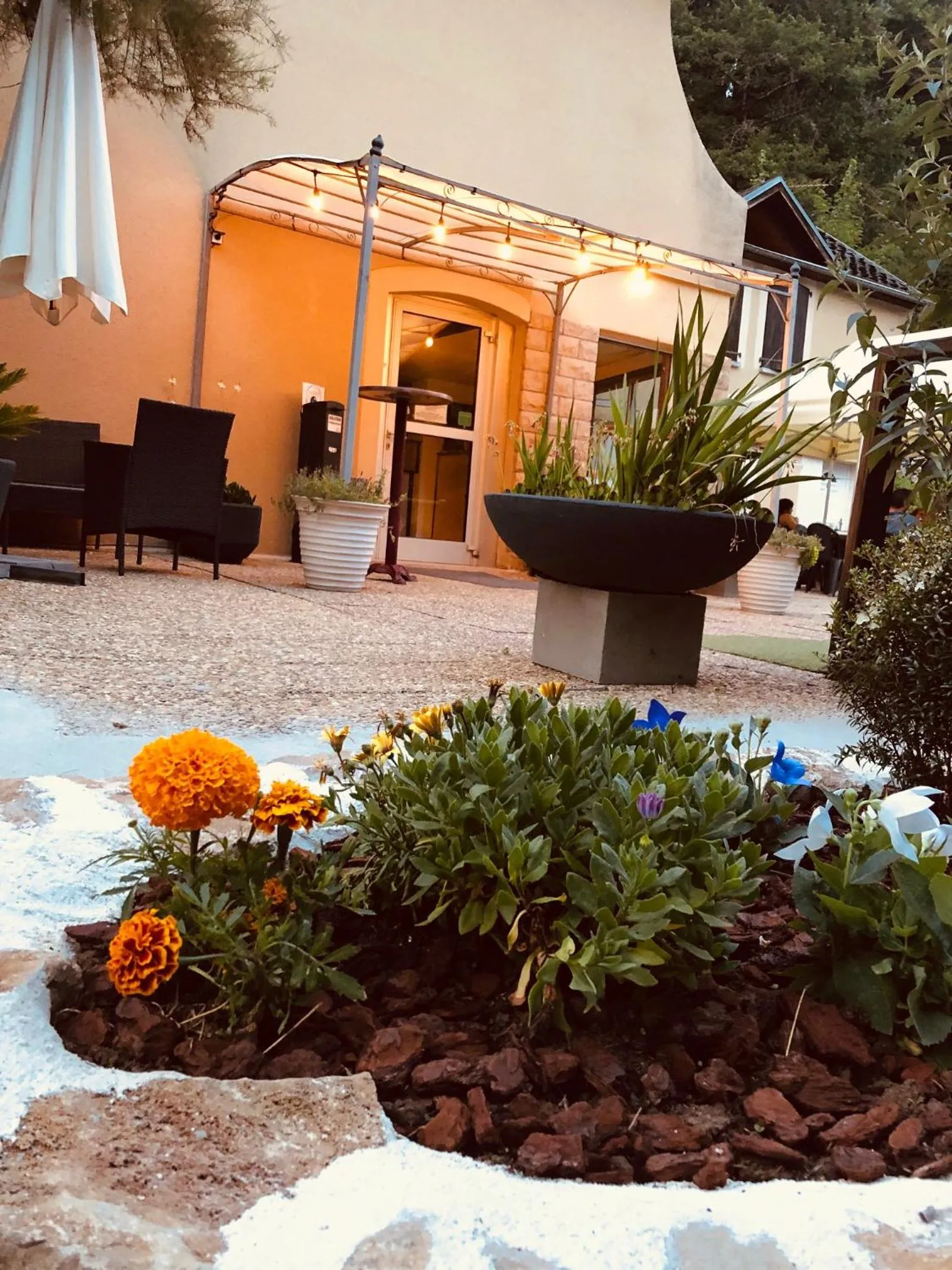 Patio in Hôtel Le Moulin D'Olt