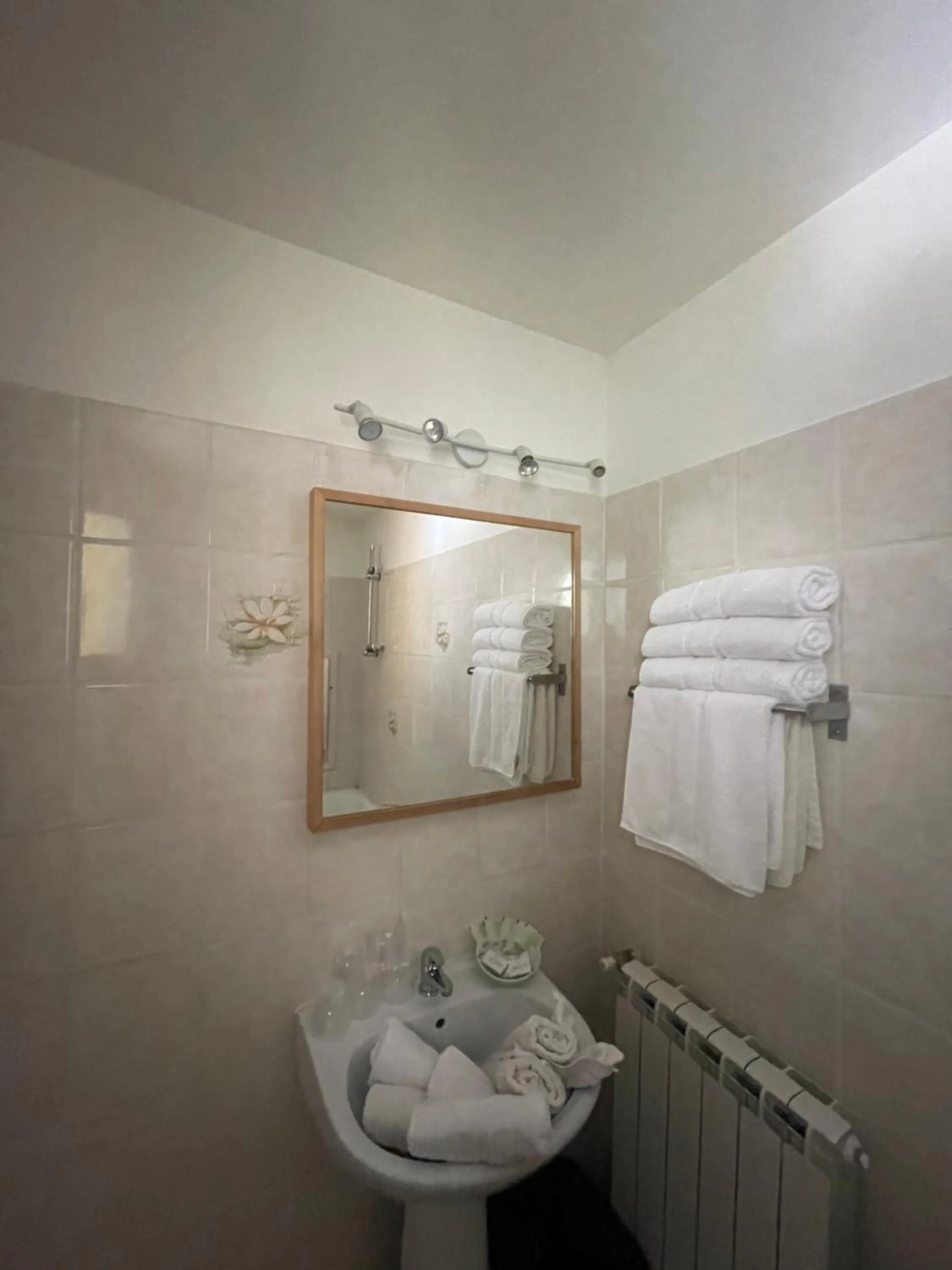 Bathroom in Hôtel Le Moulin D'Olt