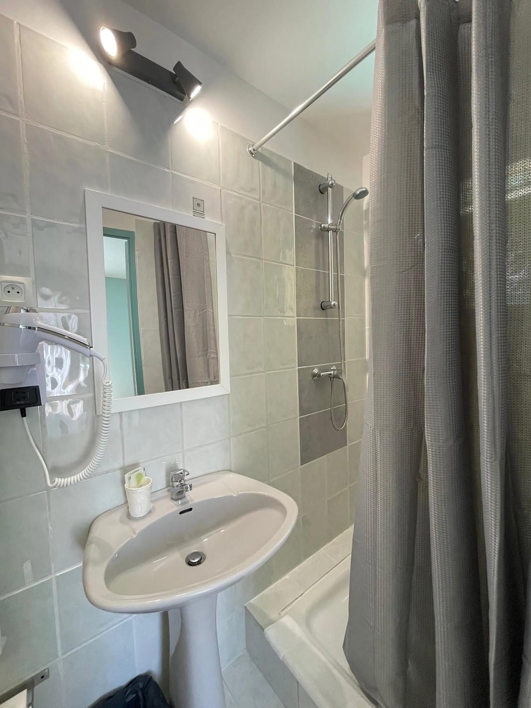 Shower in Hôtel Le Moulin D'Olt