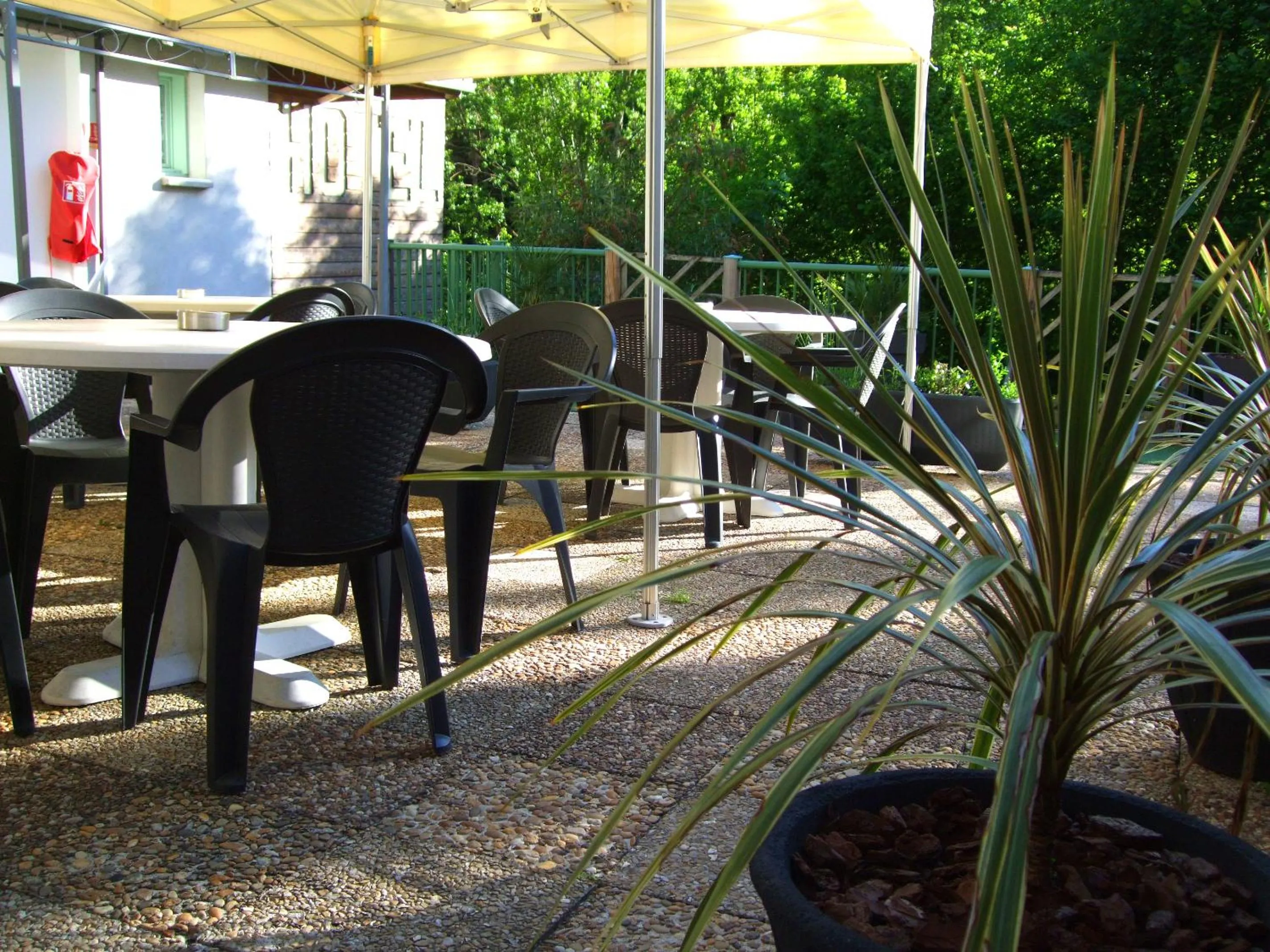 Patio in Hôtel Le Moulin D'Olt