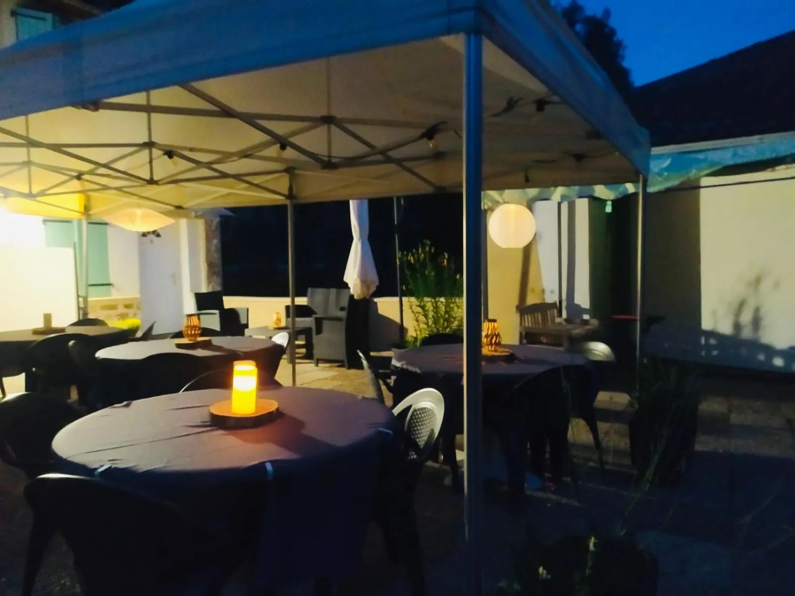 Patio in Hôtel Le Moulin D'Olt