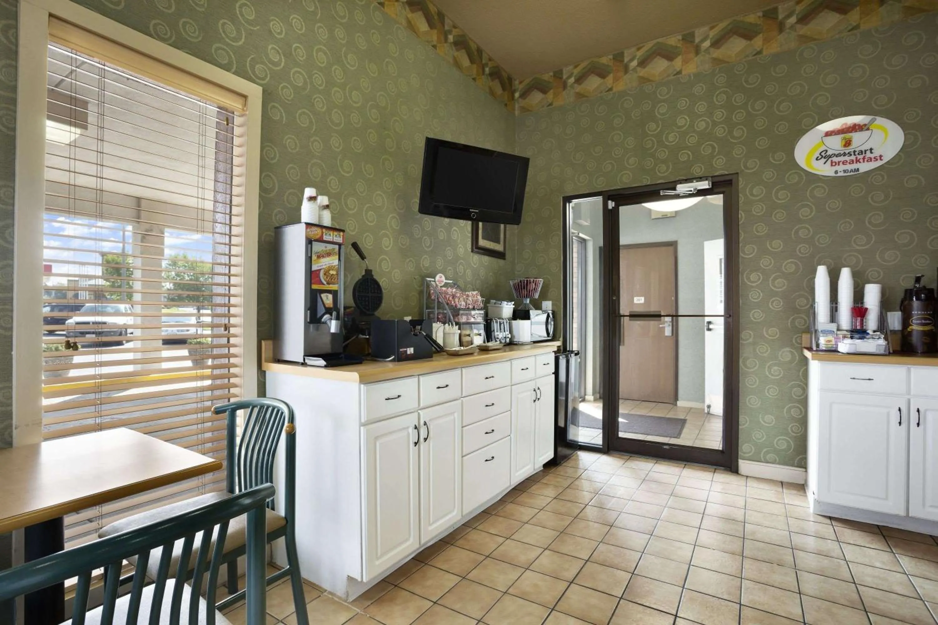 Restaurant/places to eat in Super 8 by Wyndham Mount Vernon, IL