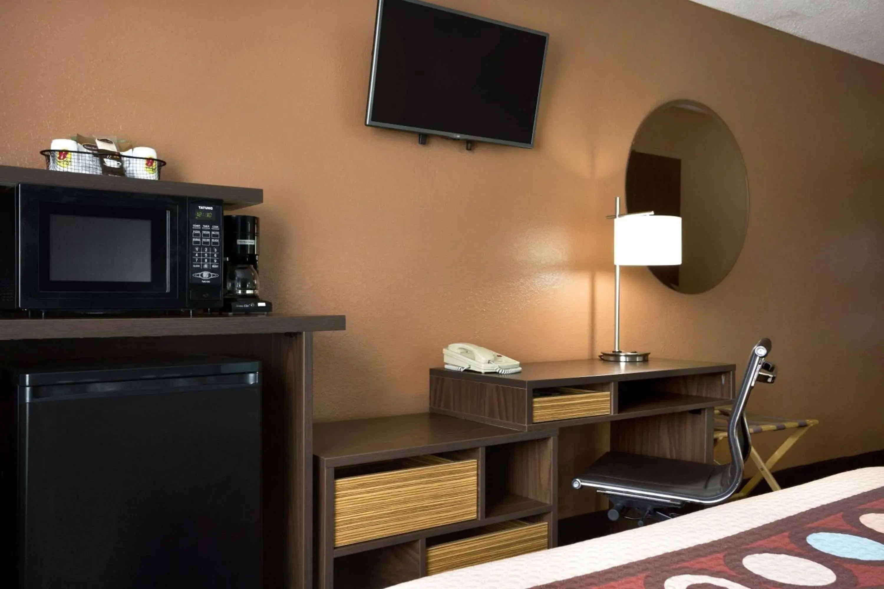 Photo of the whole room in Super 8 by Wyndham Mount Vernon, IL Photo of the whole room in Super 8 by Wyndham Mount Vernon, IL