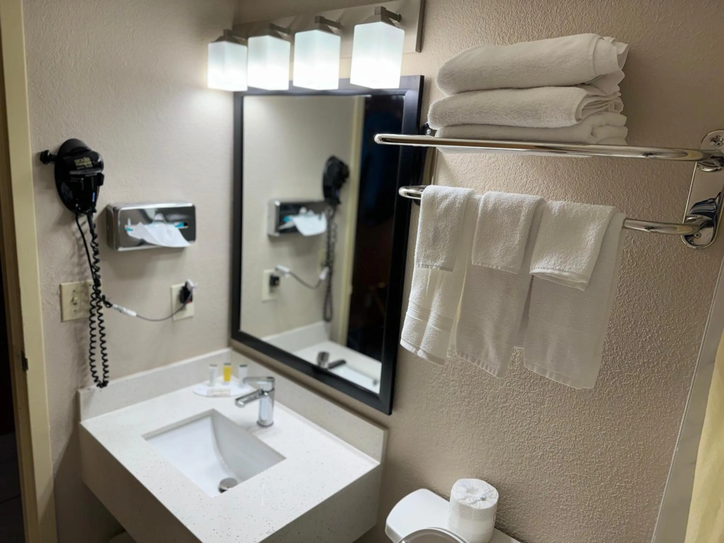 Bathroom in Super 8 by Wyndham Mount Vernon, IL