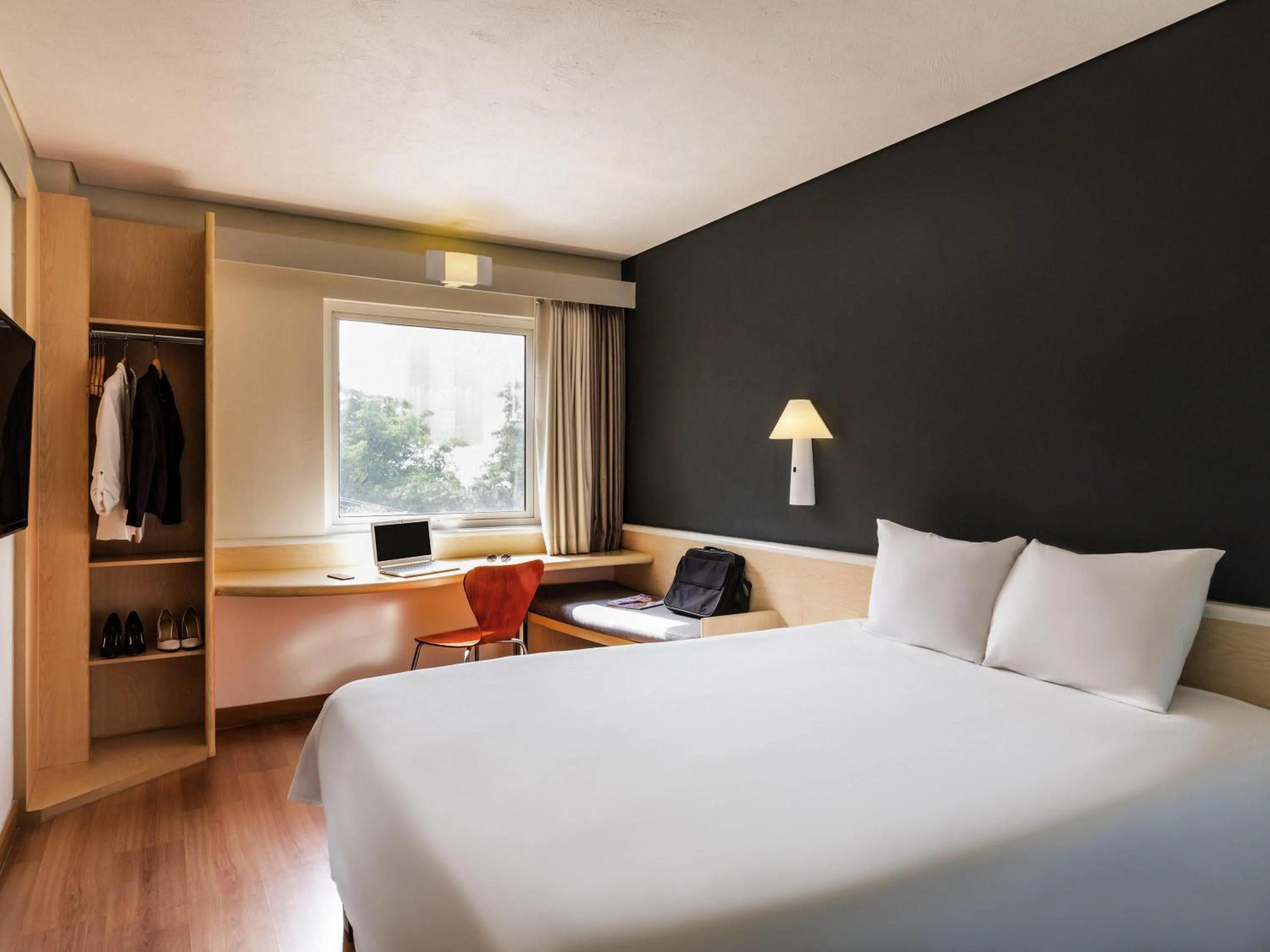 Bedroom, Bed in Ibis Guadalajara Expo