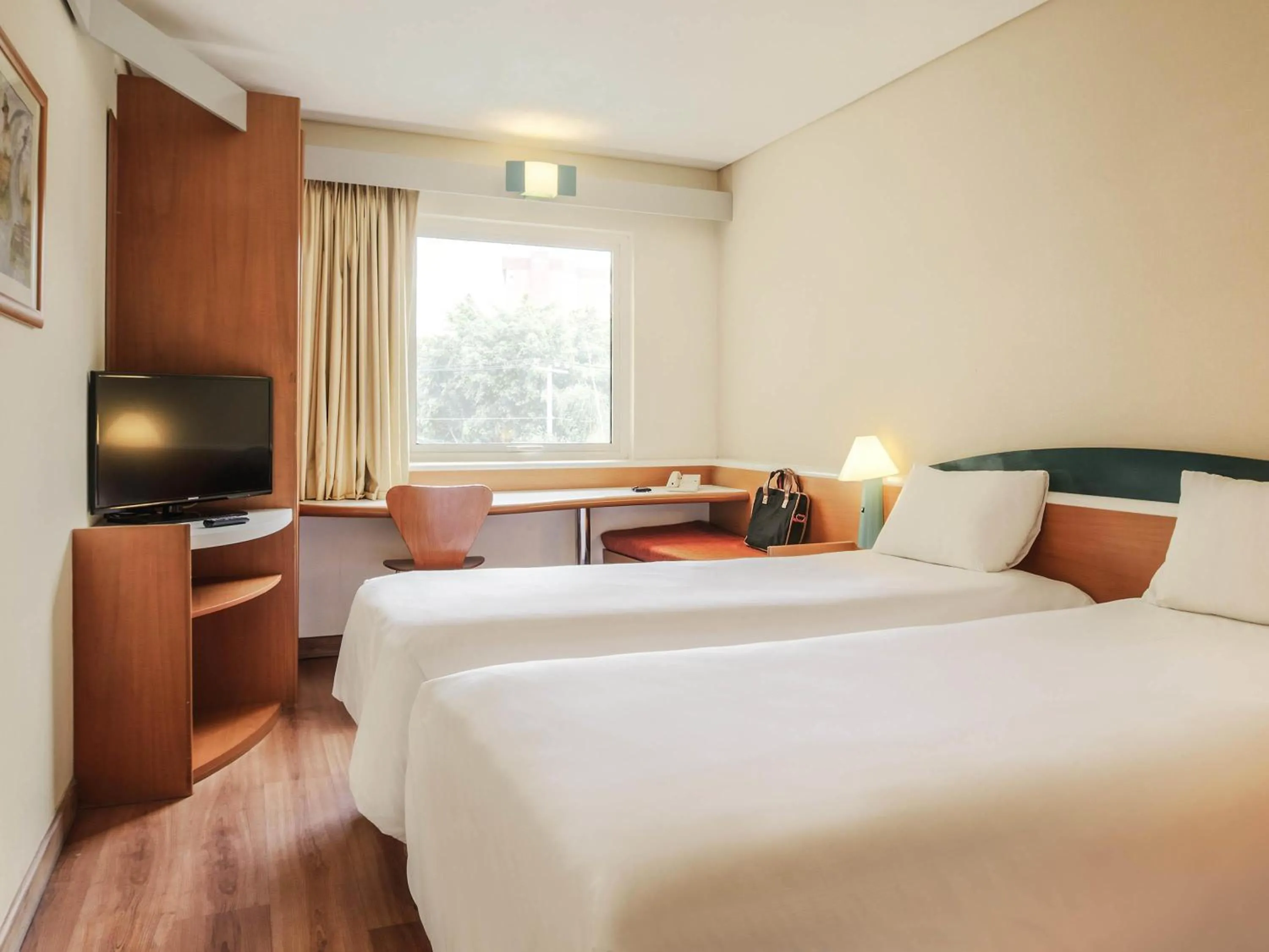 Bedroom, Bed in Ibis Guadalajara Expo