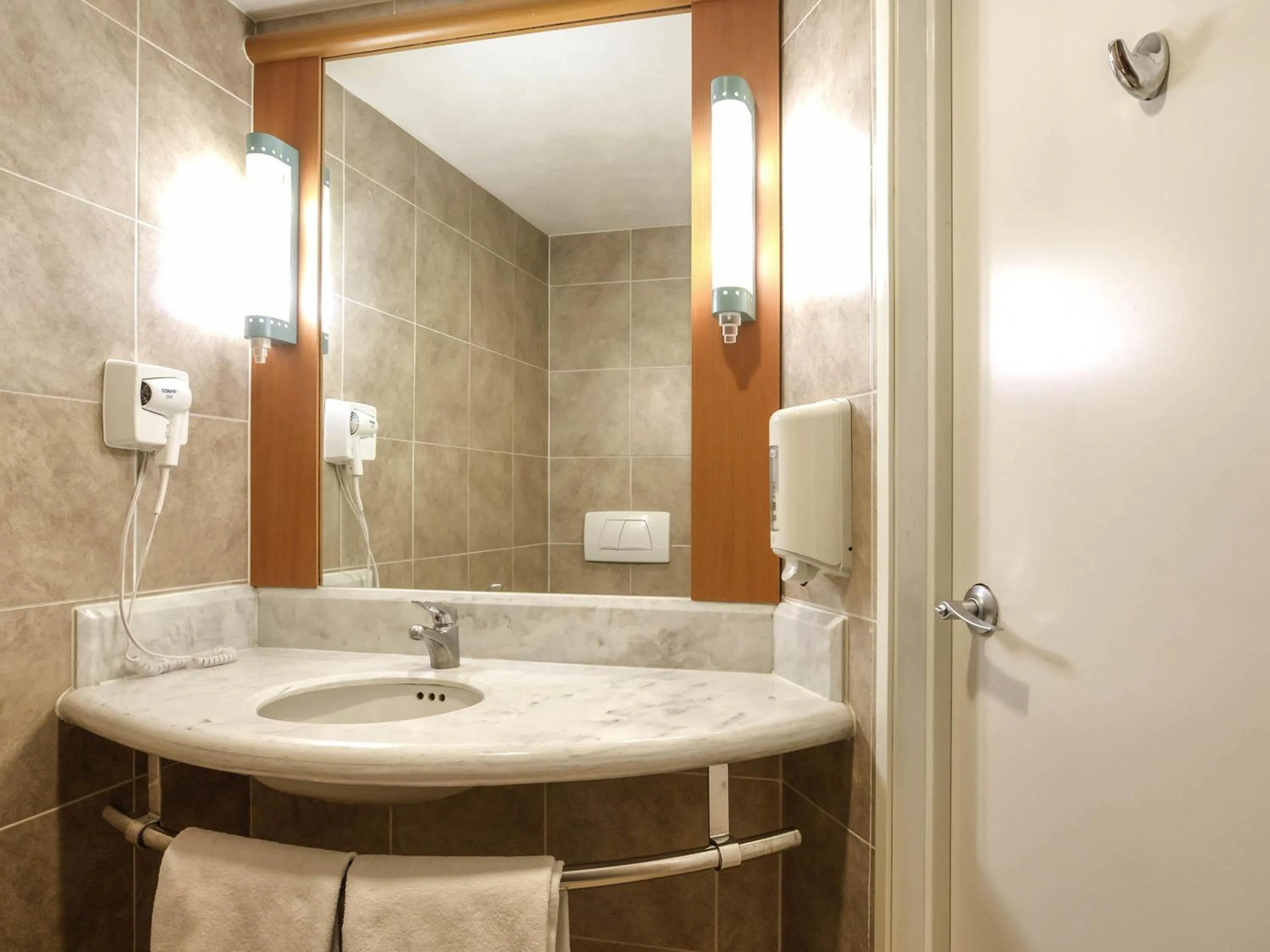 Bedroom in Ibis Guadalajara Expo