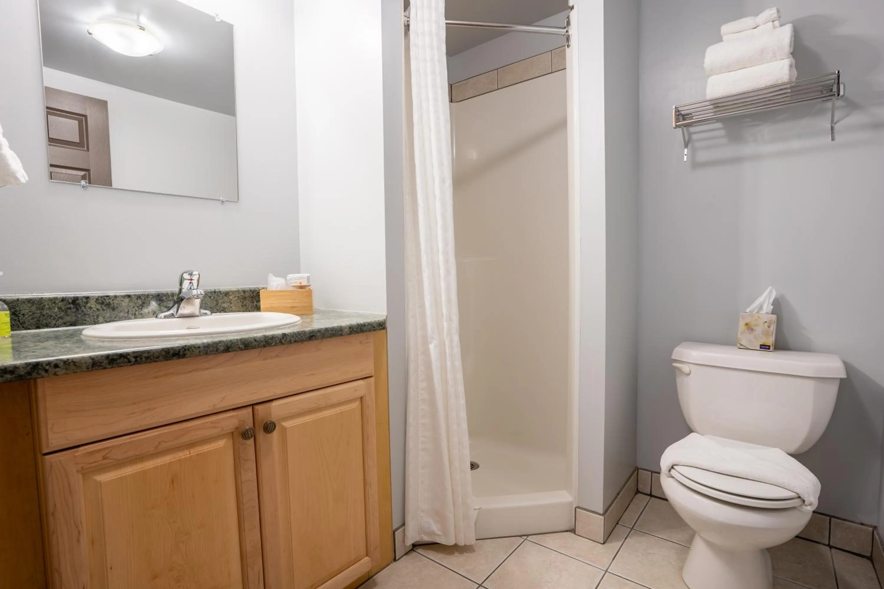 Bathroom in Basecamp Lodge Golden