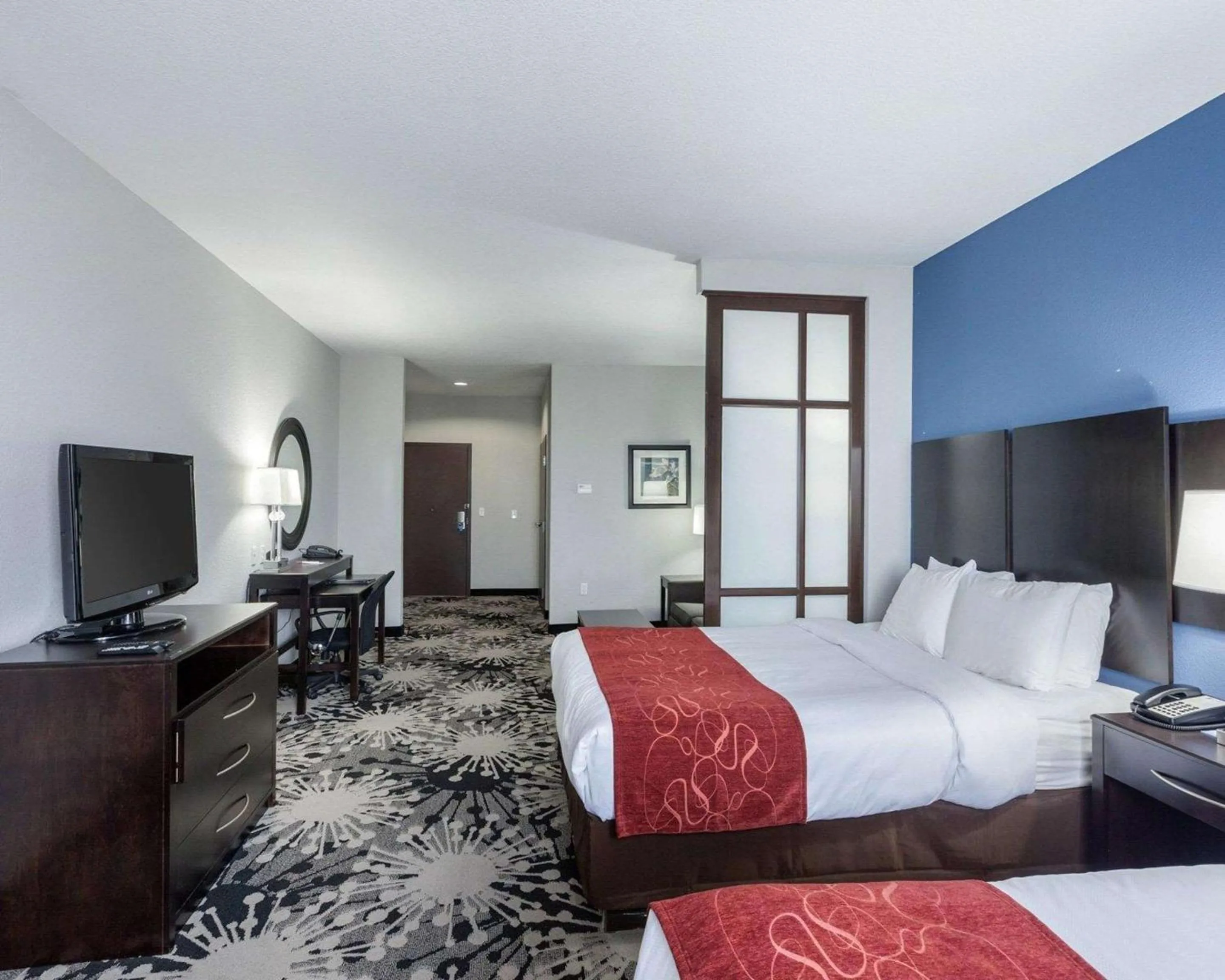 Photo of the whole room, Bed in Comfort Suites Greenville