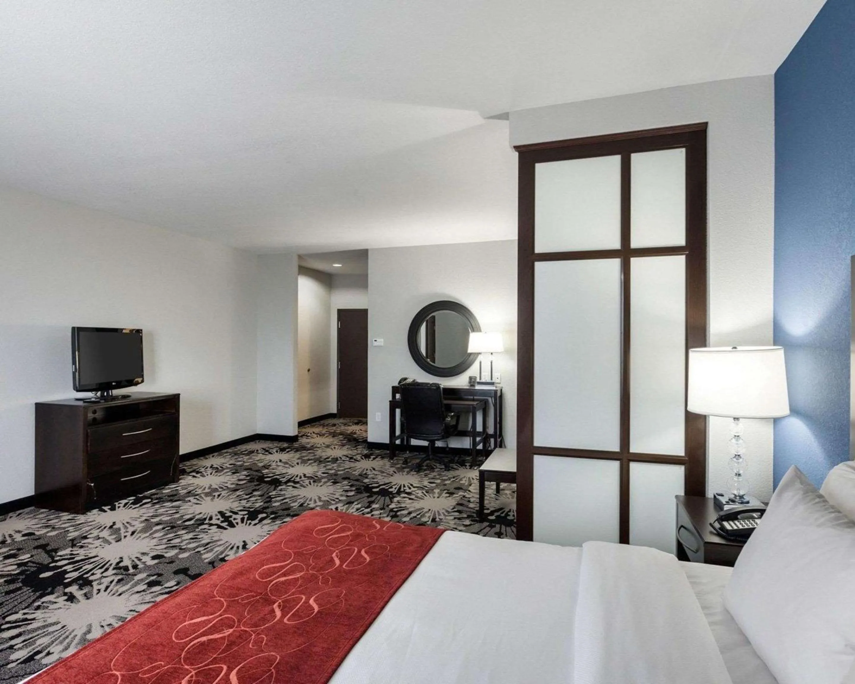 Photo of the whole room, Bed in Comfort Suites Greenville