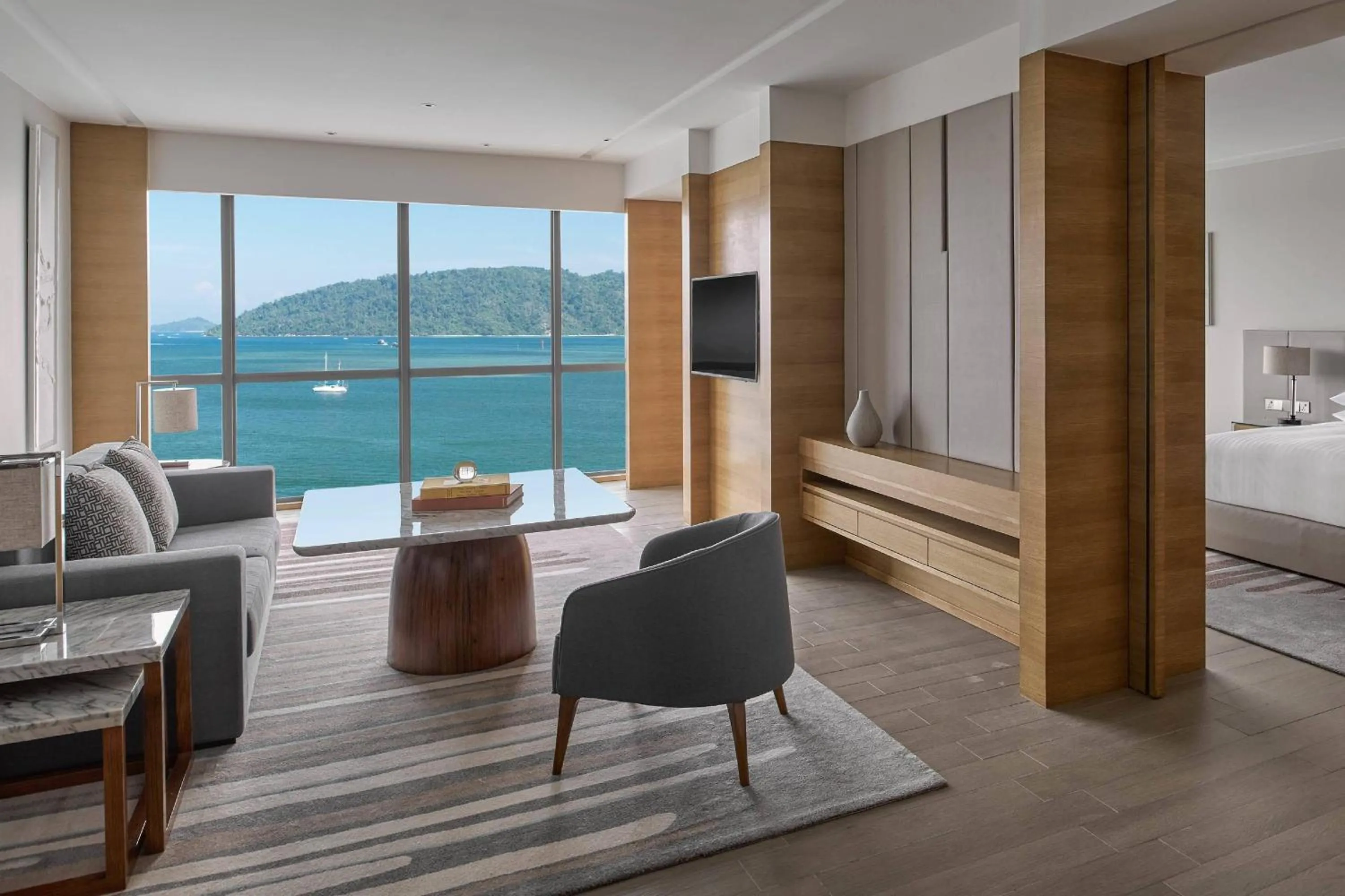 Living room, Bed in Kota Kinabalu Marriott Hotel