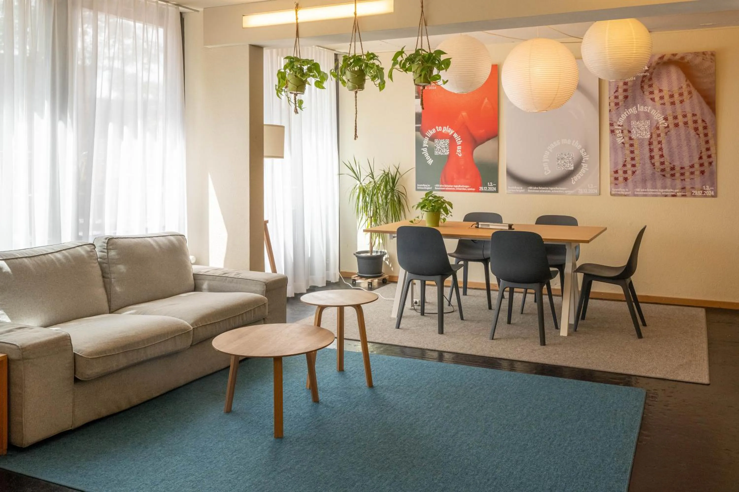 Communal lounge/ TV room in Luzern Youth Hostel