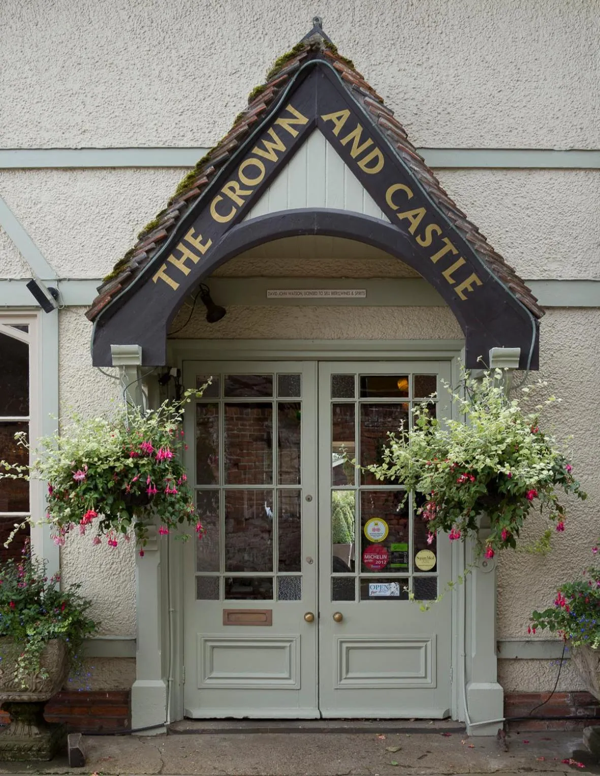 Facade/entrance in Crown and Castle